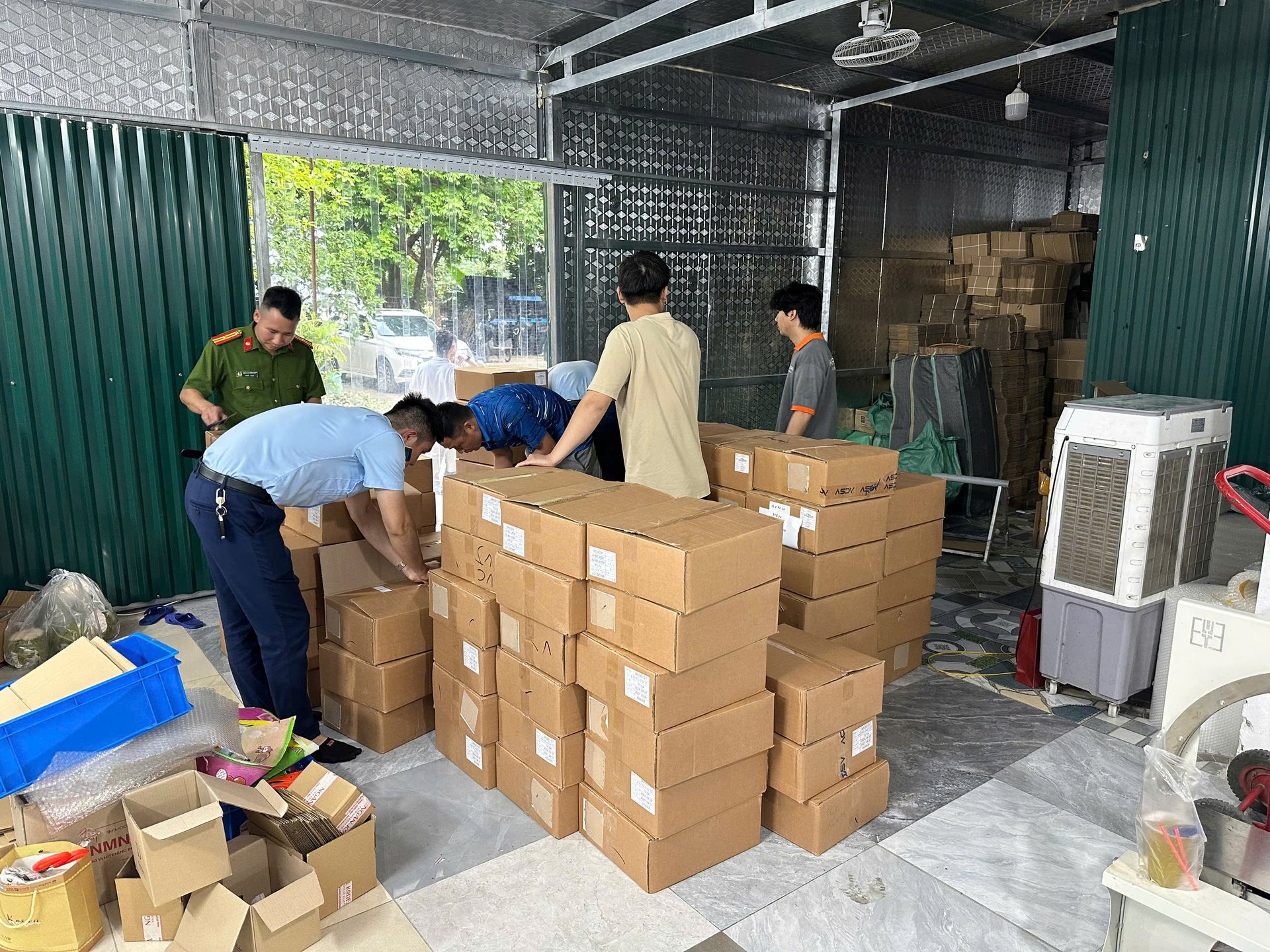 Đội Quản lý thị trường số 8 tiến hành kiểm tra đột xuất địa điểm kinh doanh trực thuộc Công ty TNHH Dược mỹ phẩm Ngân Korea