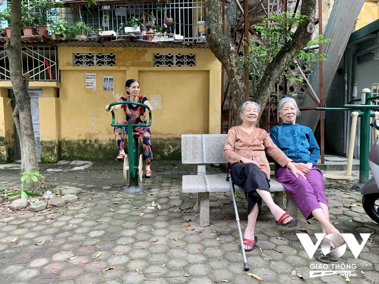 Điểm hẹn quen thuộc vào mỗi chiều này là nơi họ hít thở không khí ngoài trời, tập thể dục, tìm bạn chuyện trò thêm khỏe mạnh và vui sống. (Ảnh: Ái Kiều)