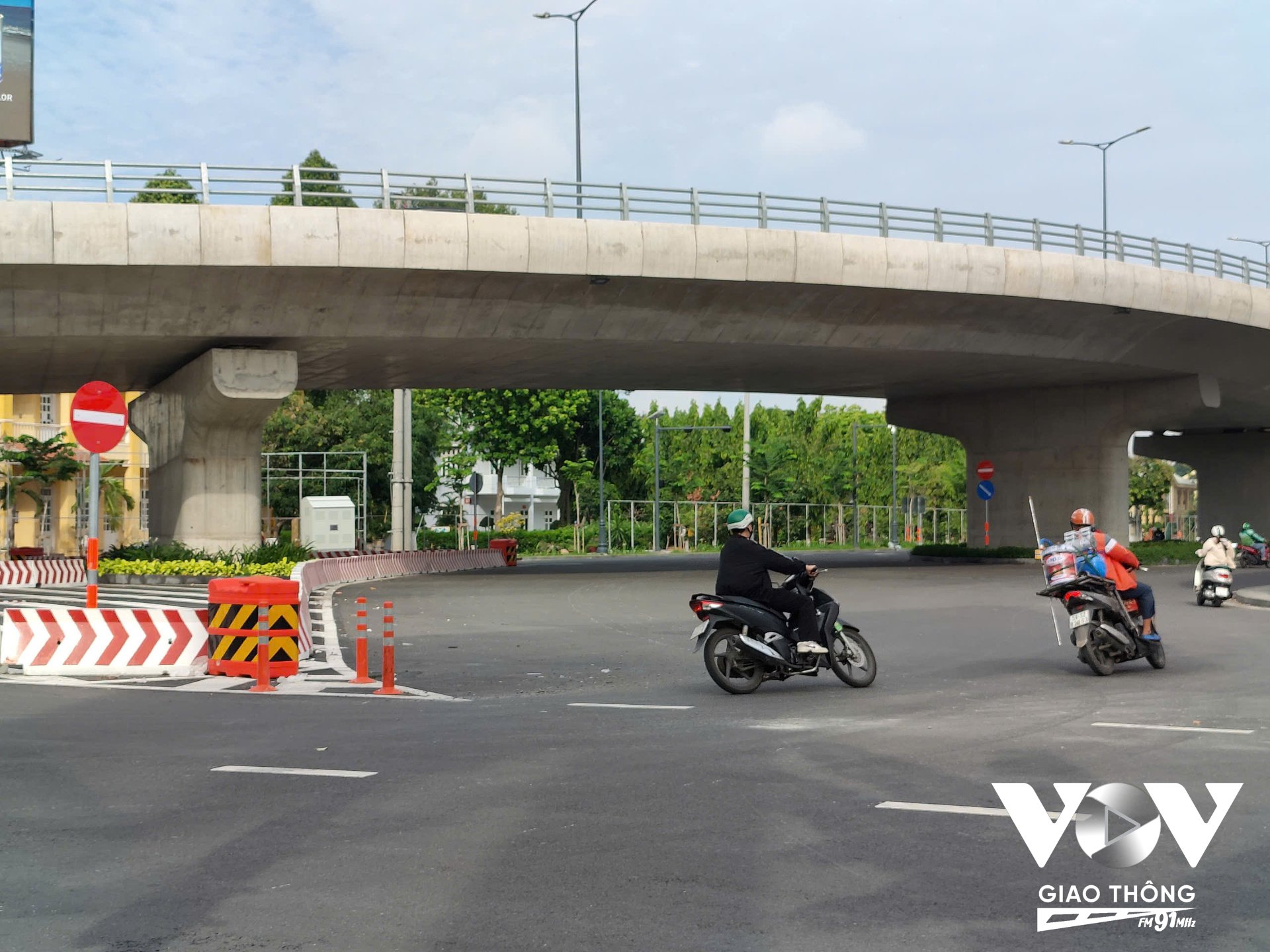 Dù có biển báo cấm thế nhưng nhiều phương tiện xe máy vẫn rẽ trái đoạn dưới chân cầu vượt
