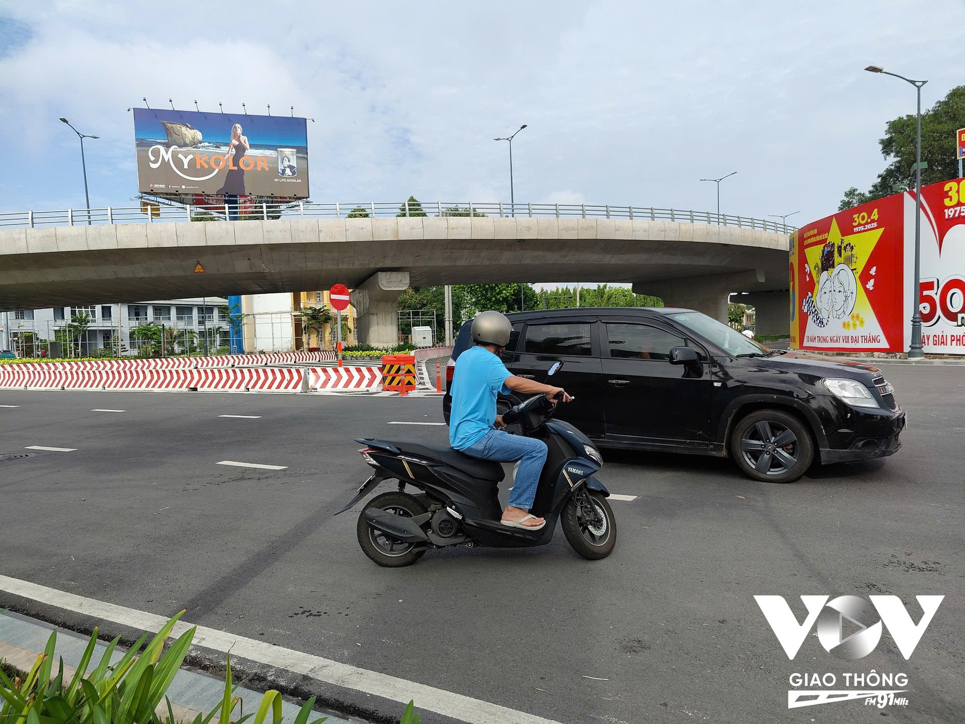 Không ít phương tiện xe 2 bánh dừng lại giữa dòng xe, rồi luống cuống tìm cách quay đầu, tạo ra những tình huống cắt mặt cực kỳ nguy hiểm cho chính mình và các phương tiện phía sau