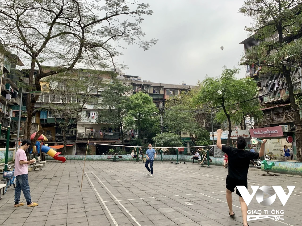 Nơi mảnh sân chung mỗi chiều đều đặn diễn ra những hoạt động gắn kết cộng đồng (Ảnh: Ái Kiều)