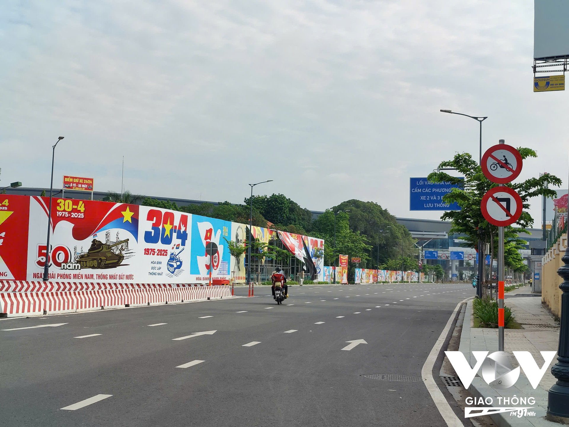 Tiểu đảo khá lớn dưới chân cầu vượt, cùng với các biển báo được đặt ở vị trí mà người điều khiển phương tiện khó có thể phản ứng kịp thời.