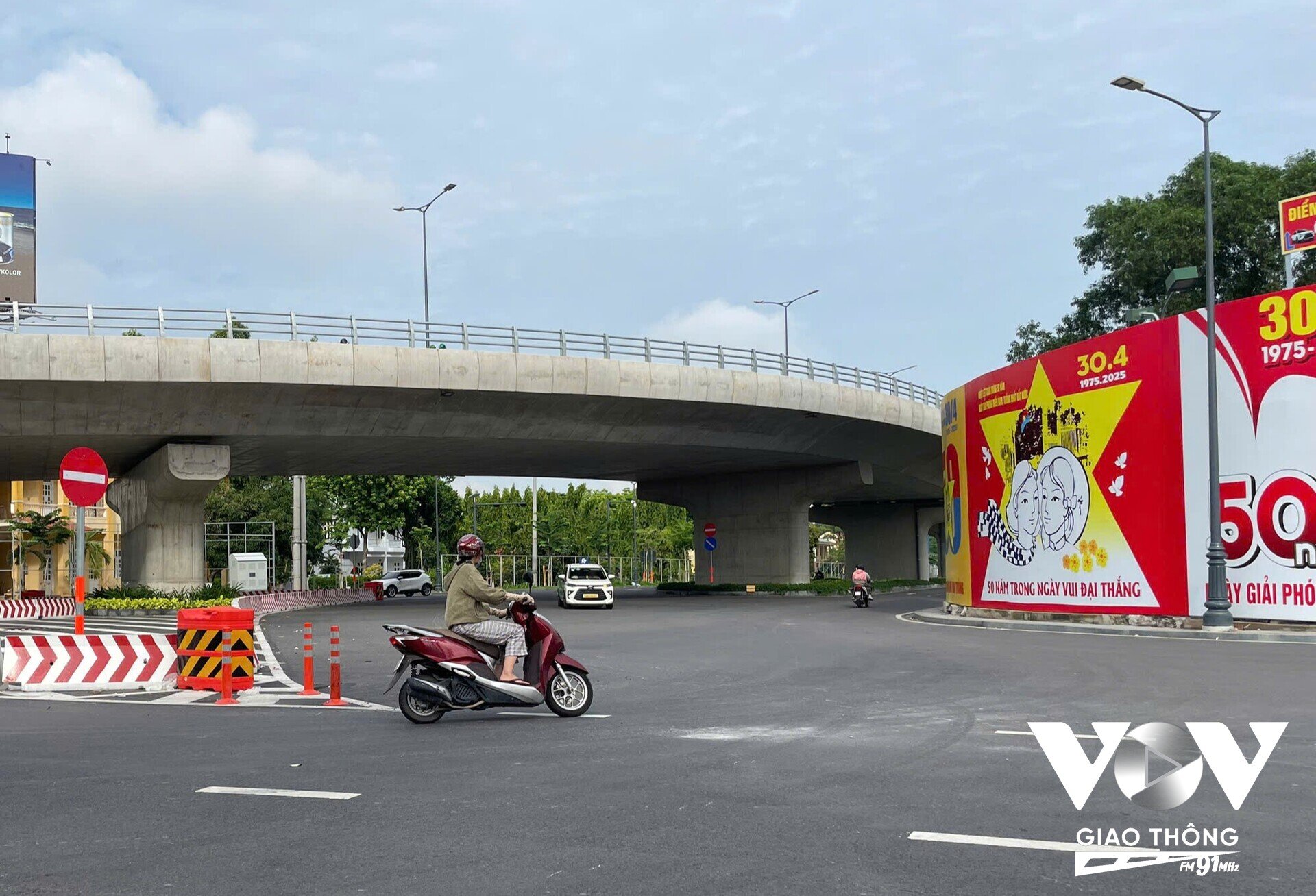 Xung đột giao thông giữa các phương tiện xe máy rẻ trái và ô tô từ phía trong nhà Ga T3 di chuyển ra.