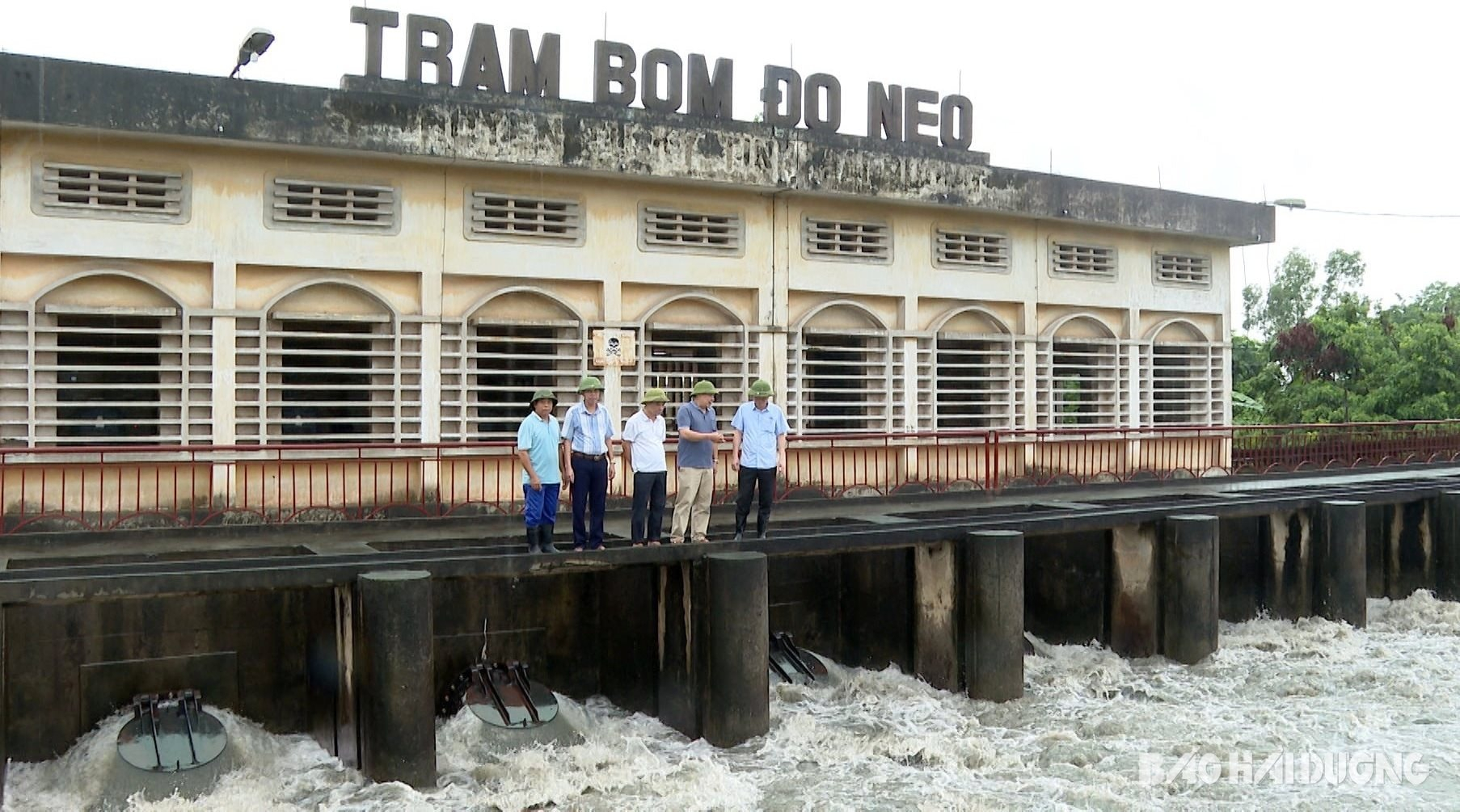 Lãnh đạo Công ty TNHH một thành viên Khai thác công trình thủy lợi tỉnh Hải Dương kiểm tra việc vận hành trạm bơm chống úng trong mùa mưa bão (Ảnh: Báo Hải Dương)