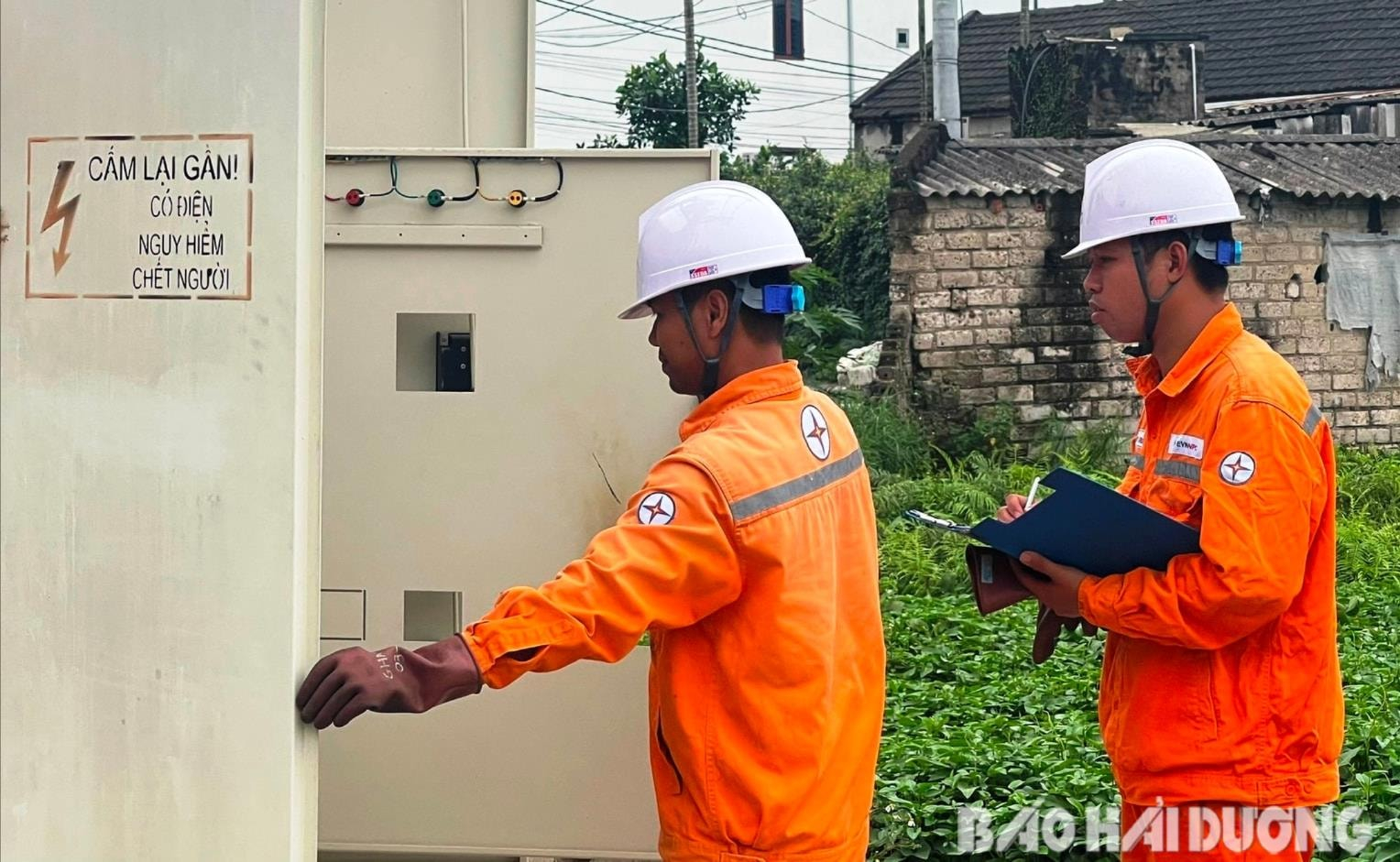 Nhân viên Công ty TNHH một thành viên Điện lực Hải Dương kiểm tra trạm biến áp phục vụ các điểm thi (Ảnh: Báo Hải Dương)