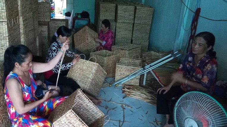 Nghề đan lục bình giúp nhiều chị em nông thôn có thêm thu nhập. (Ảnh: Báo Lao Động)