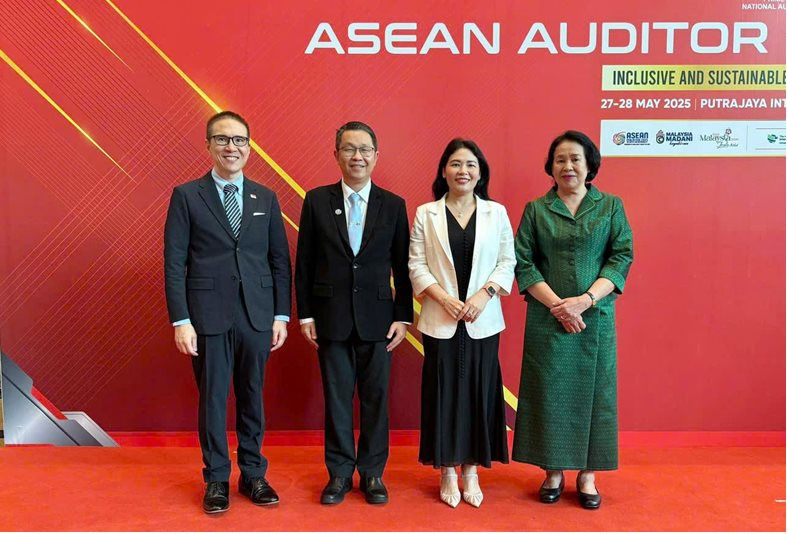 Phó Tổng Kiểm toán nhà nước Hà Thị Mỹ Dung chụp ảnh lưu niệm với Trưởng các đoàn đại biểu (Ảnh Báo kiểm toán)
