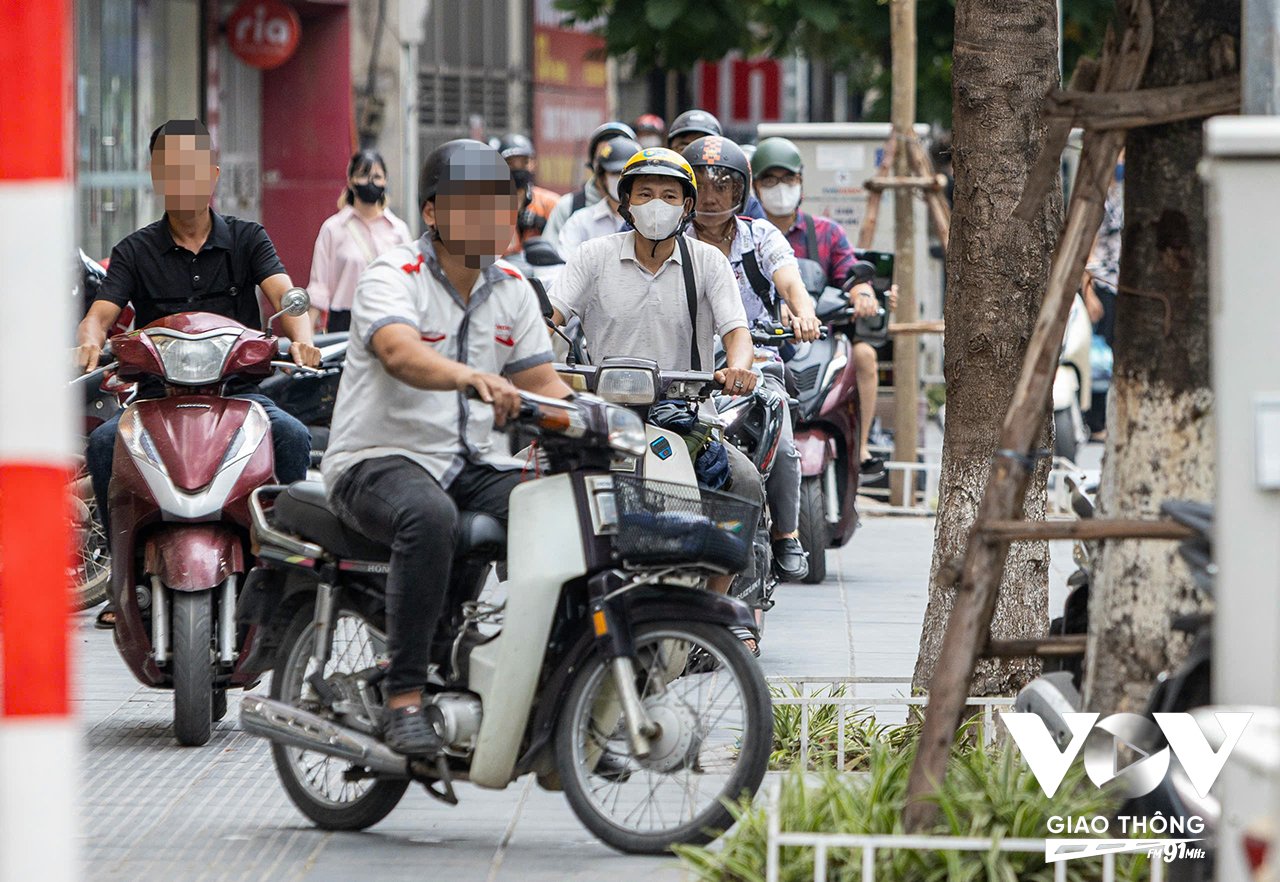 Ngày 3/6, Đội CSGT số 6 (Phòng CSGT. Công an TP. Hà Nội) bố trí tổ công tác làm nhiệm vụ trên tuyến đường Hồ Tùng Mậu (quận Cầu Giấy, Hà Nội). Ngoài công tác phân luồng, điều tiết giao thông trong khung giờ cao điểm sáng, tổ công tác của đơn vị cũng tập trung xử lý tình trạng người dân đi ngược chiều, chạy xe máy lên vỉa hè