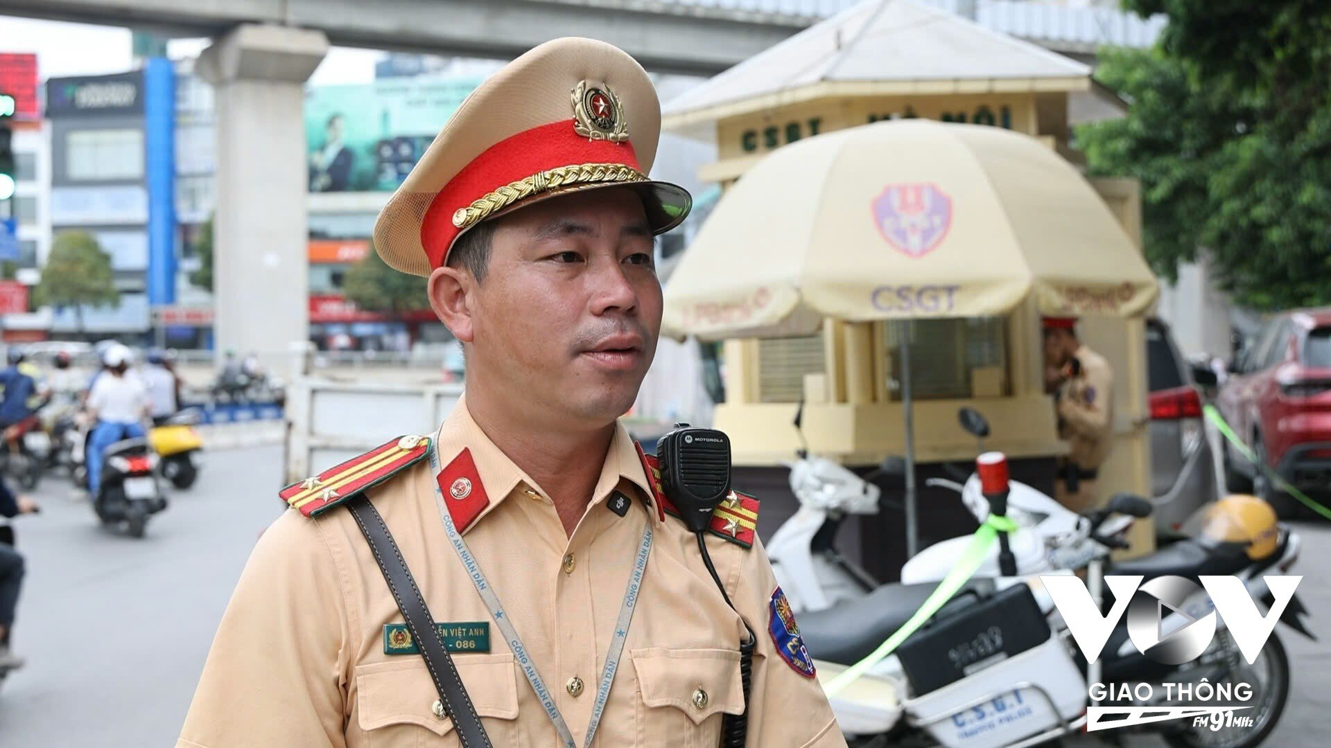 Theo Trung tá Nguyễn Việt Anh, Đội CSGT số 7 (Phòng CSGT, Công an TP. Hà Nội), việc xử lý sẽ không có vùng cấm và được duy trì thường xuyên để răn đe và nâng cao ý thức người tham gia giao thông. Giờ cao điểm sáng 3/6, Đội CSGT số 7 xử lý gần 20 trường hợp cố tình điểu khiển xe máy leo lên vỉa hè, phần lớn là lái xe ôm công nghệ. Một số bị giữ phương tiện do không xuất trình được giấy tờ xe. Mức phạt lên tới 6 triệu đồng cùng việc trừ điểm giấy phép lái xe theo quy định của Nghị định 168/2024