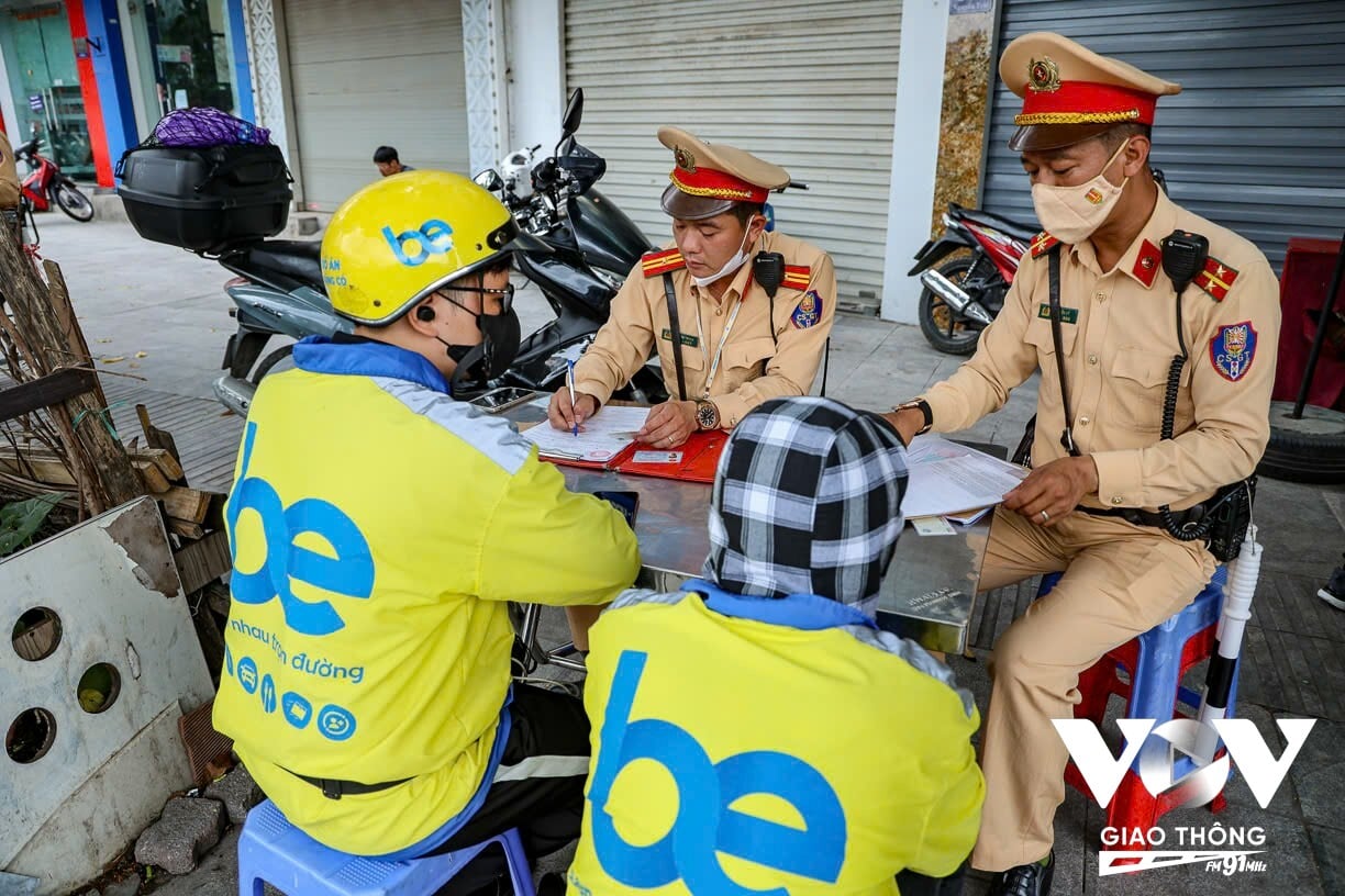 Hàng loạt tài xế xe ôm công nghệ điều khiển xe đi lên vỉa hè bị lực lượng CSGT xử lý