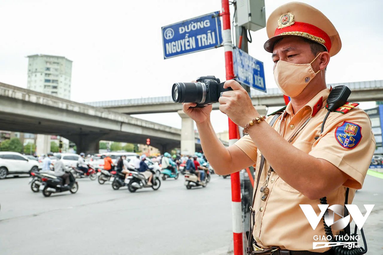 Theo Phòng CSGT Công an TP Hà Nội, từ 15/5 đến nay, lực lượng CSGT Hà Nội đã xử lý 8.542 trường hợp vi phạm TTATGT đường bộ, tạm giữ 2.182 phương tiện, tước 535 GPLX, trừ điểm 1.289 GPLX. Trong đó vượt đèn đỏ 250 trường hợp, đi ngược chiều 217 trường hợp, chở hàng hoá cồng kềnh 69 trường hợp