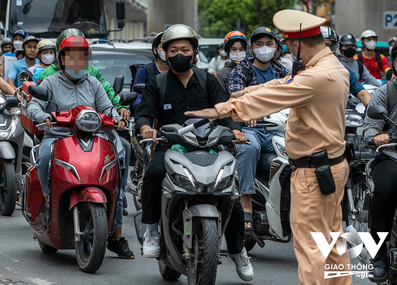 Tại đây, hàng loạt tài xế có hành vi đi ngược chiều, đi lên vỉa hè đã bị lực lượng CSGT phát hiện và xử lý