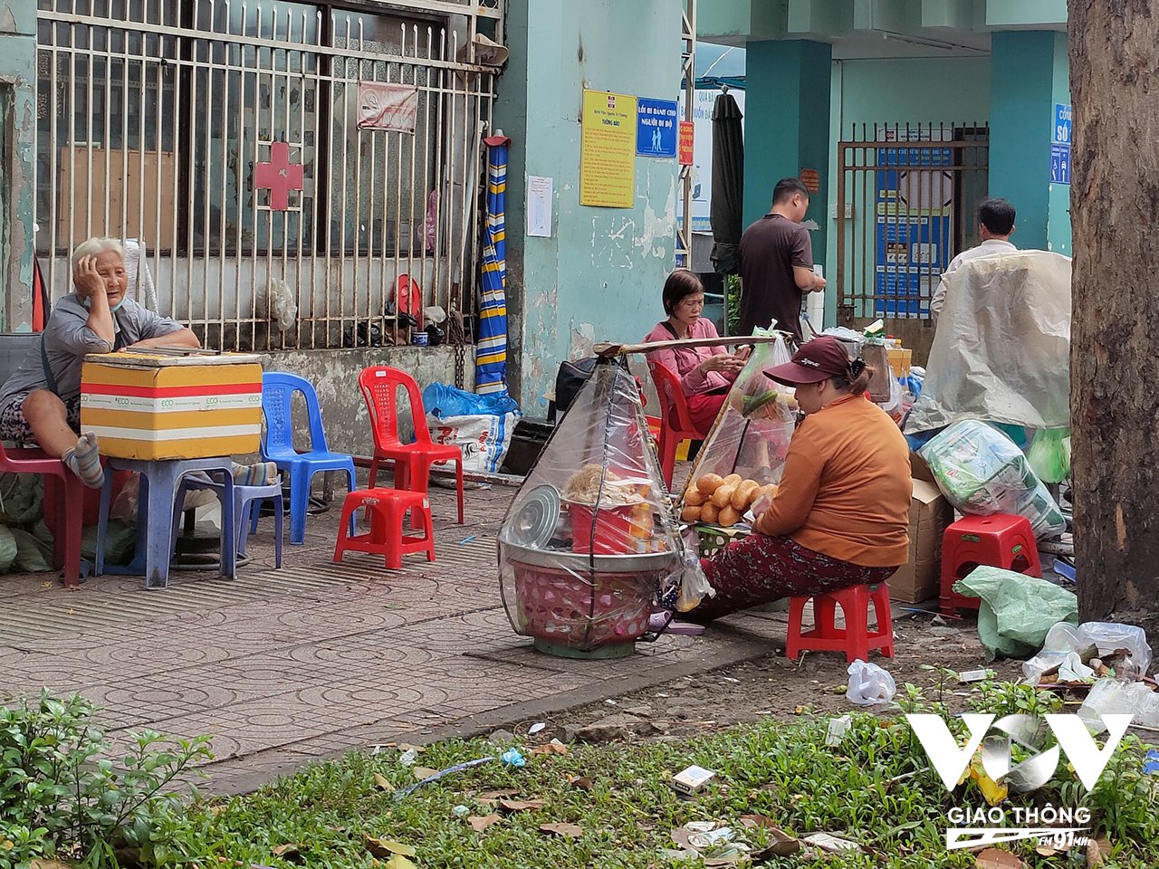 Ẩm thực ở TPHCM đa dạng là thế, tuy nhiên, bên cạnh đó luôn tồn tại một vấn đề: nỗi lo ngại về mất an toàn vệ sinh thực phẩm.