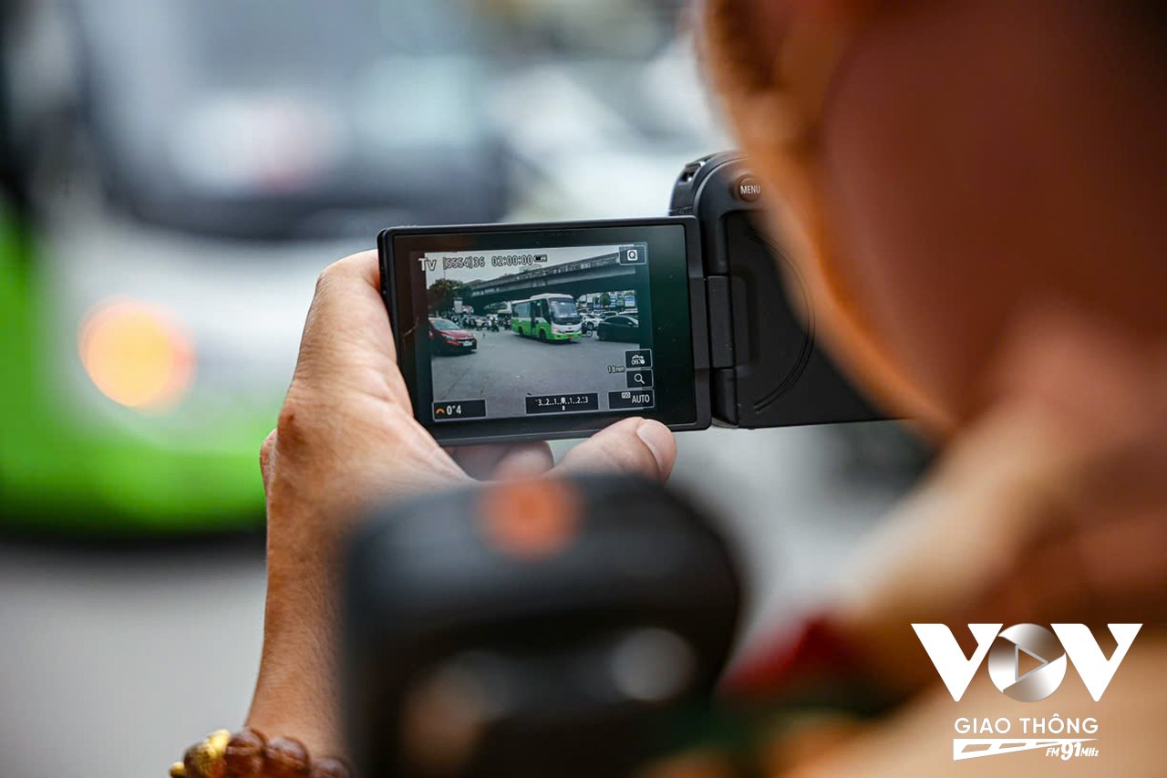 Lực lượng CSGT cũng bố trí camera chuyên dụng ghi hình các trường hợp vi phạm để làm căn cứ xử phạt theo quy định