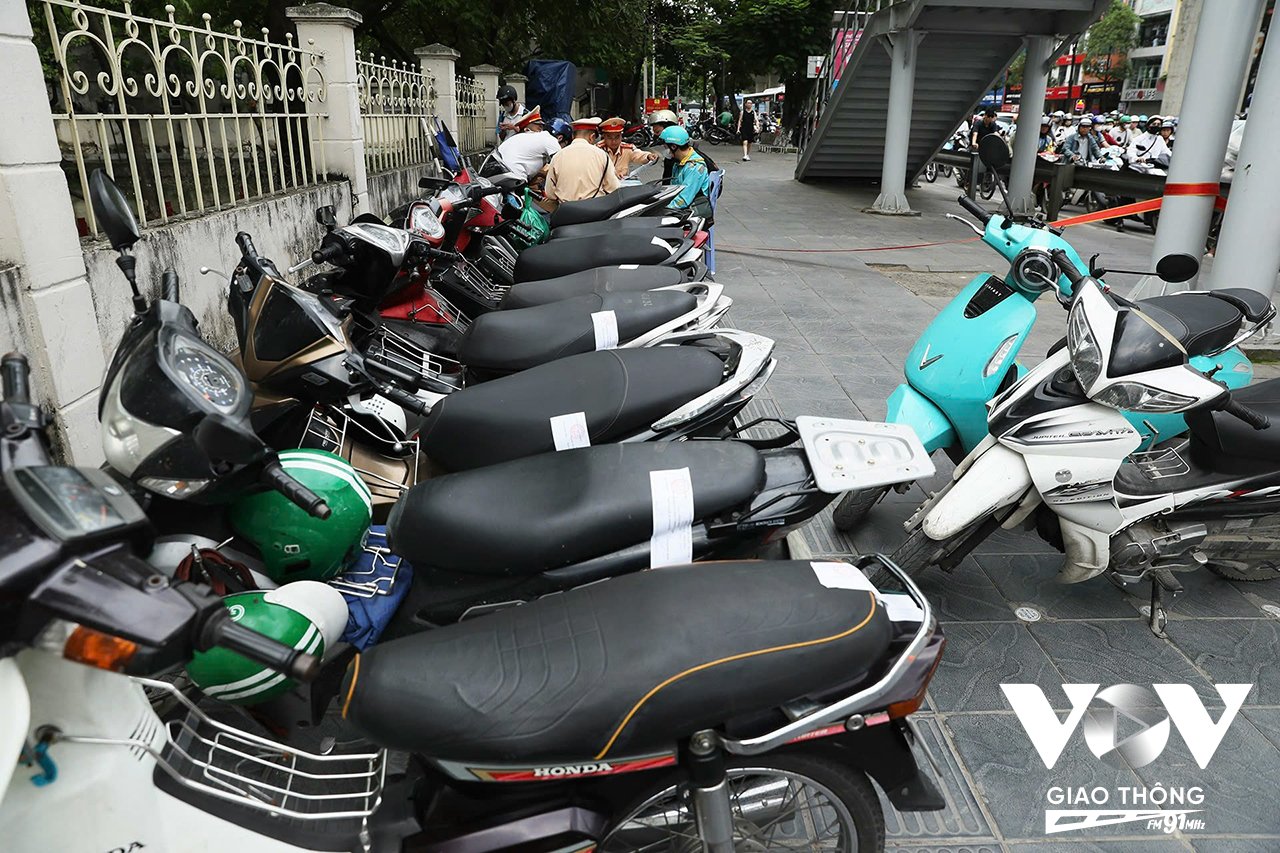 Chỉ hơn 1 giờ đồng hồ, tổ công tác của Đội CSGT số 6 làm nhiệm vụ trong sáng nay, gần 30 trường hợp xe máy đi lên vỉa hè đã bị xử lý. Trong đó, khoảng trên 20 trường hợp bị dừng xe, xử lý tại chỗ và 10 trường hợp khác sẽ được gửi thông báo phạt nguội