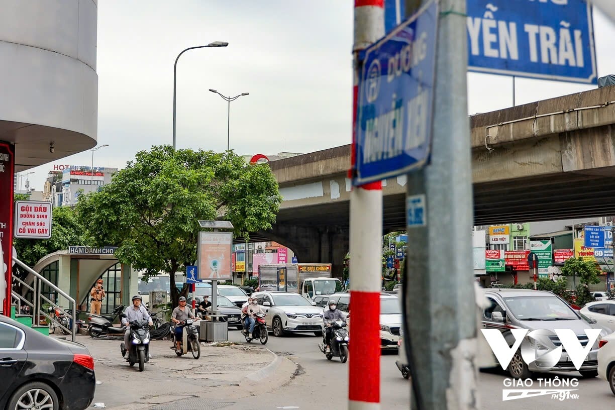 Còn tại các tuyến đường trọng điểm như Nguyễn Trãi, Khuất Duy Tiến, Nguyễn Xiển, tình trạng xe máy leo vỉa hè diễn ra phổ biến