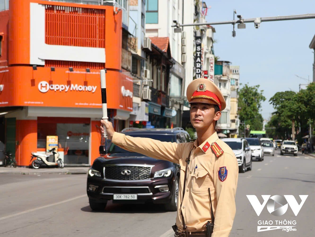 Hà Nội đang trải qua ngày nắng nóng đỉnh điểm, lực lượng CSGT Hà Nội vẫn bám đường điều tiết, xử lý vi phạm giao thông.