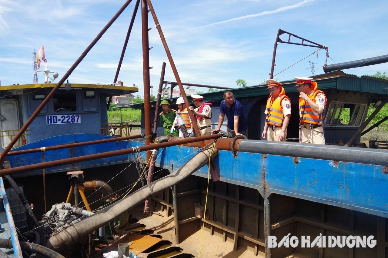 Lực lượng cảnh sát giao thông, Công an tỉnh Hải Dương tuyên truyền chủ phương tiện tại thị trấn Phú Thái (Kim Thành) tự nguyện tháo dỡ thiết bị bơm hút cát trên tàu (Ảnh: Báo Hải Dương)