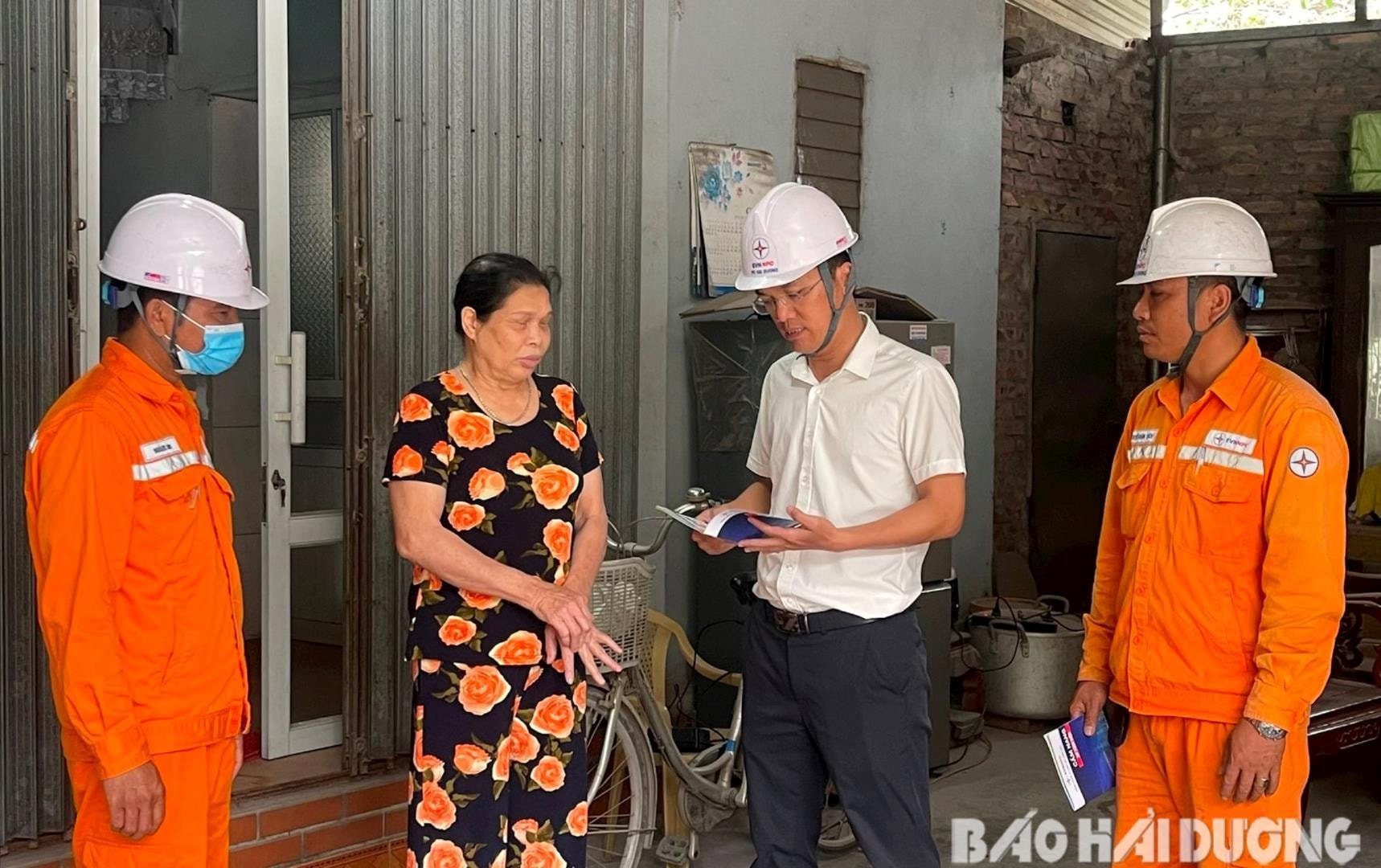 Điện lực Kinh Môn hướng dẫn khách hàng sử dụng điện hiệu quả (Ảnh: Báo Hải Dương)