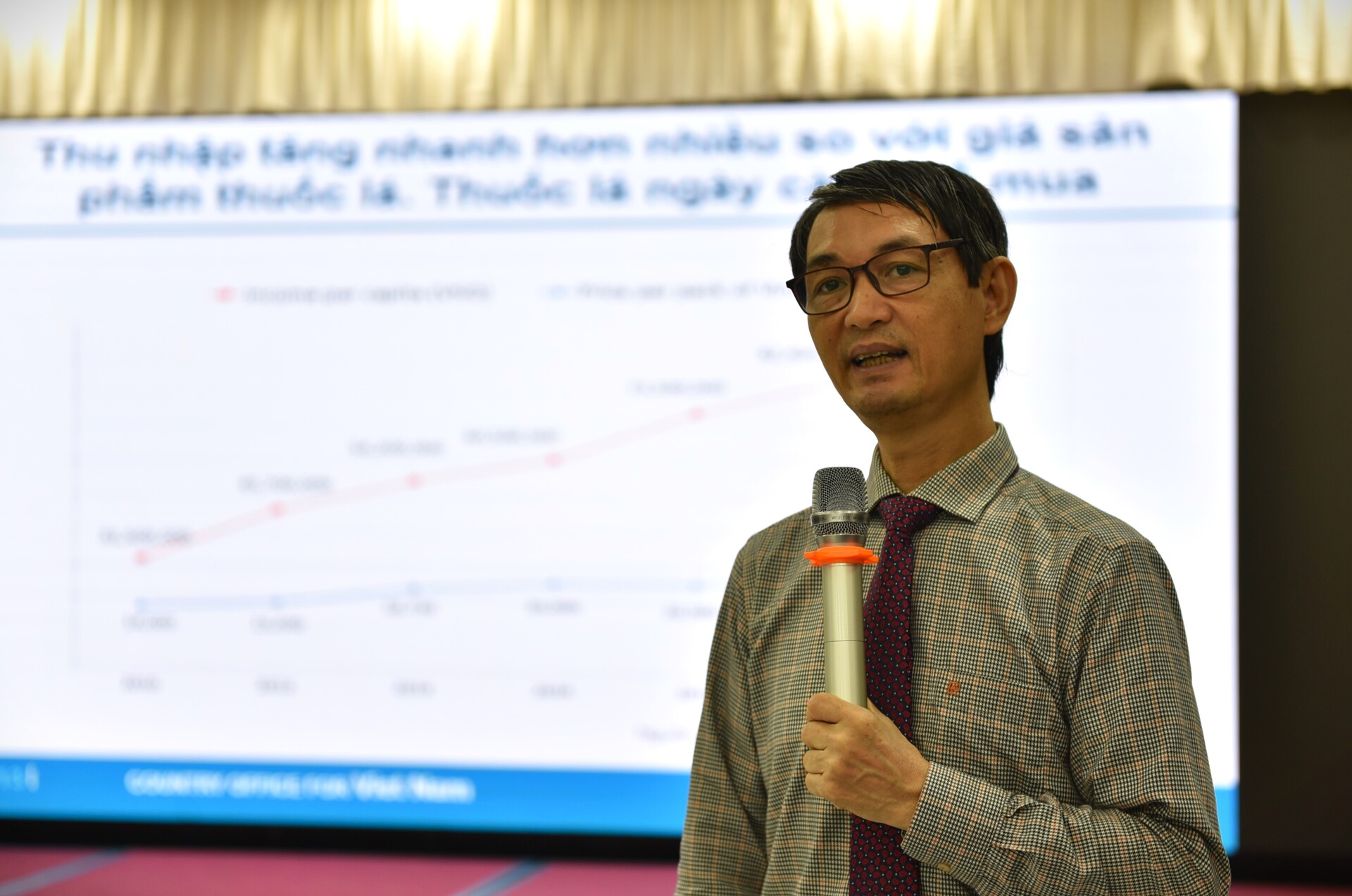Ông Nguyễn Tuấn Lâm, chuyên gia phòng, chống tác hại thuốc lá của WHO tại Việt Nam cho rằng, tăng thuế đối với mặt hàng thuốc lá là biện pháp có lợi cho y tế công cộng và cho nguồn thu ngân sách
