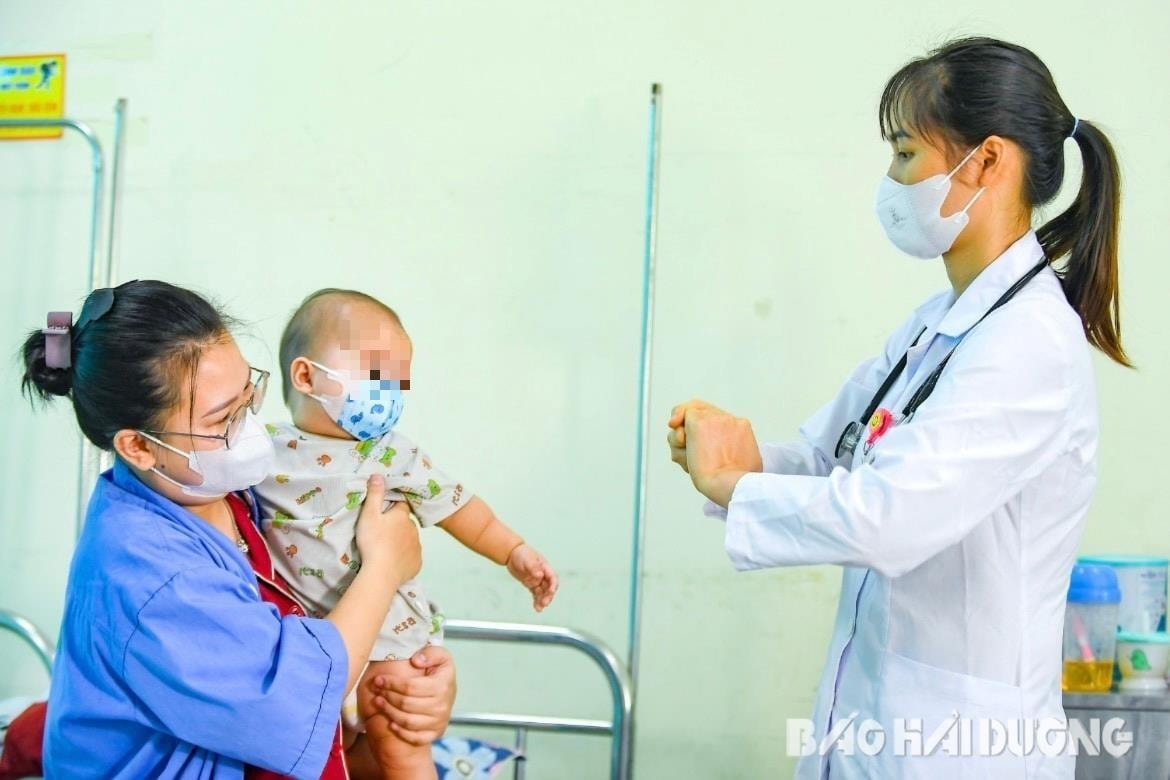 Bác sĩ Bệnh viện Nhi Hải Dương hướng dẫn cách chăm sóc trẻ mắc Covid-19 (Ảnh: Báo Hải Dương)
