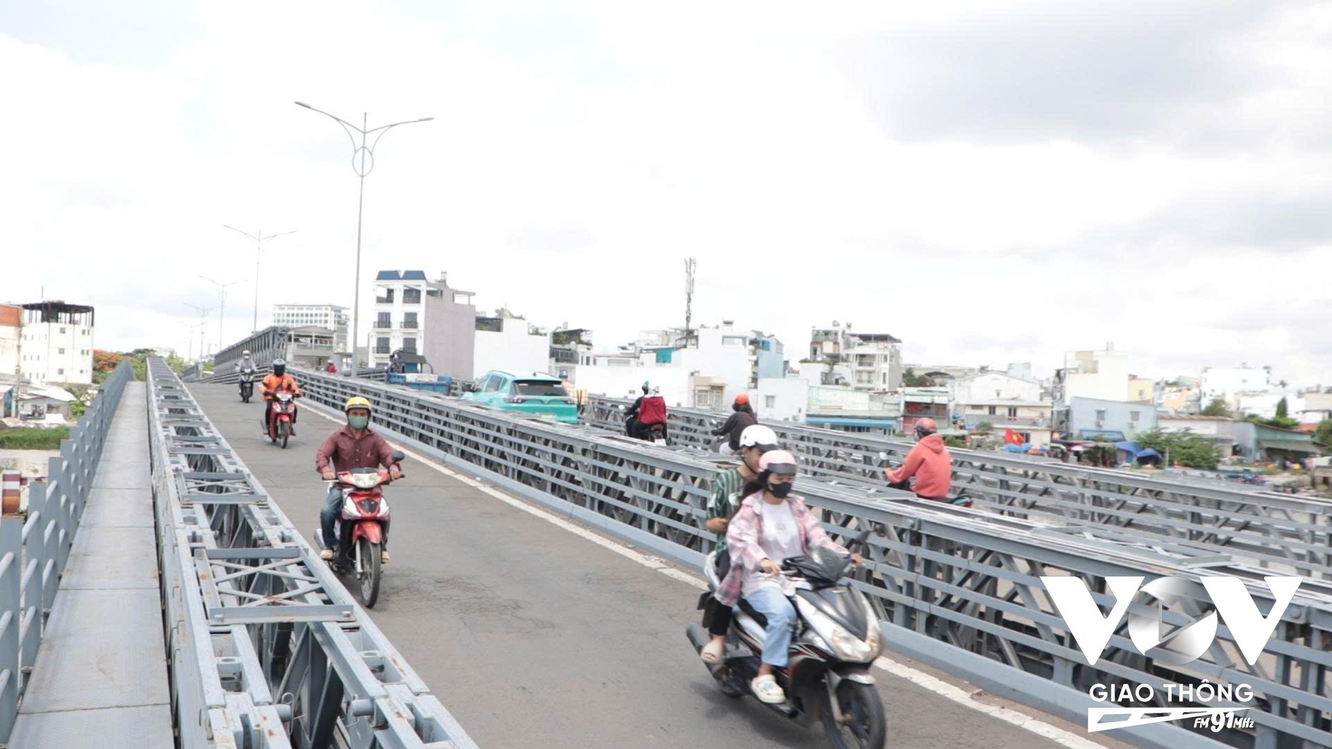 Người dân quận 12 từ Trung tâm thương qua cầu sắt An Phú Đông (Gò Vấp) vừa nhỏ và hẹp