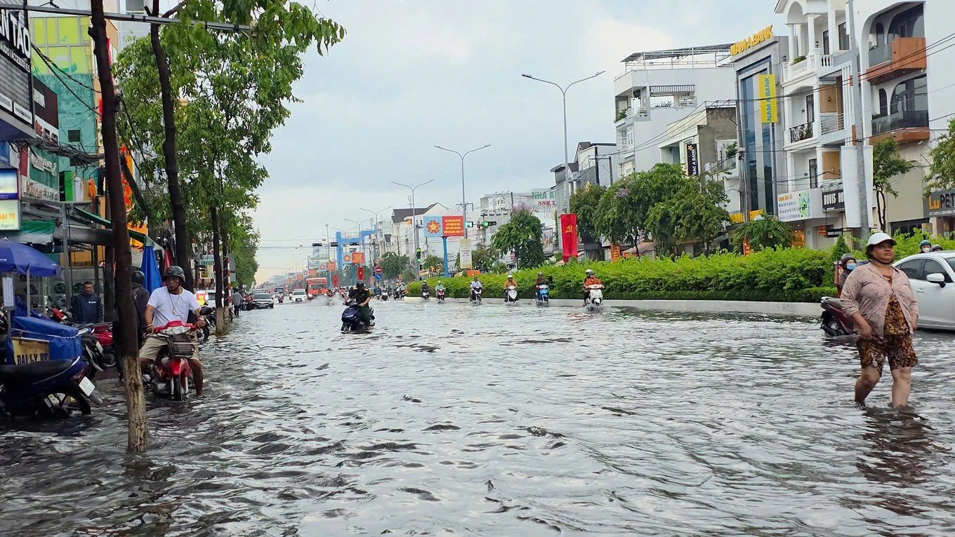 Cứ mỗi một cơn mưa lớn trút xuống thì hàng loạt các tuyến đường bị ngập sâu, gây khó khăn cho việc đi lại, mất ATGT, ảnh hưởng tới hoạt động mua bán và sinh hoạt