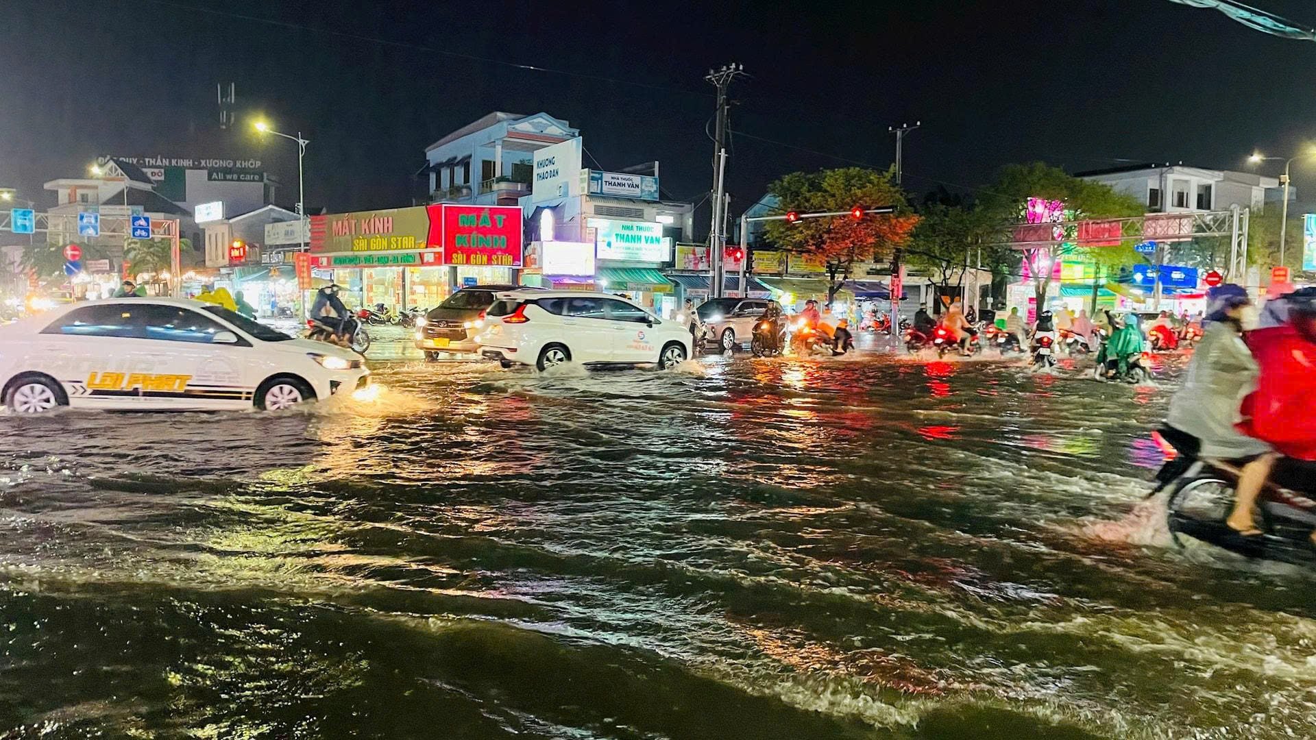 Theo cách lý giải của đại diện Ban ODA, do lượng mưa lớn quá và chưa vệ sinh miệng hố thu nước nên nước thông chậm, gây ngập cục bộ