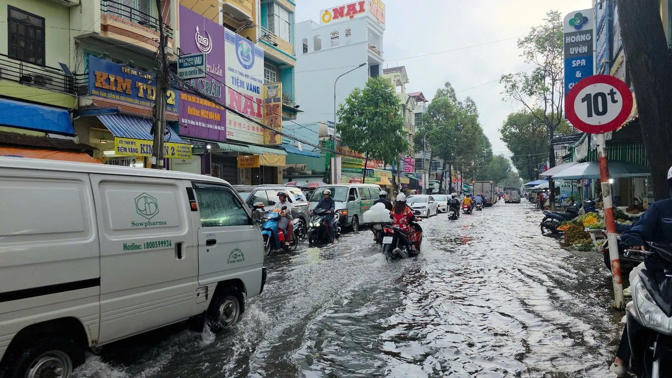 Trạm bơm, cống âu thuyền và loạt con đường được nâng cấp… những công trình “bề thế” của TP. Cần Thơ được triển khai để khắc chế triều cường, nhưng thành phố vẫn phải đối mặt với ngập lụt