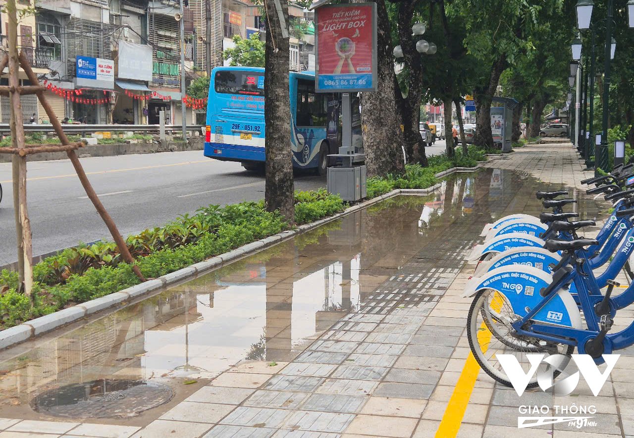 Nước đọng trên vỉa hè trước cổng công viên Thống Nhất trên đường Lê Duẩn