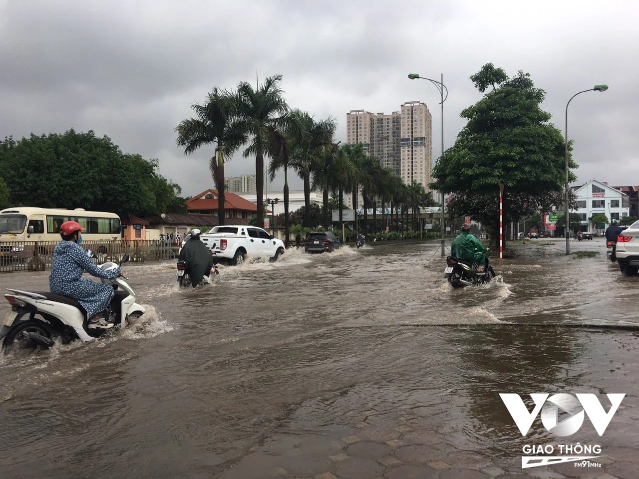 Người dân chật vật đi qua điểm ngập nước trên đường Lê Trọng Tấn. Ảnh: Khắc Chính