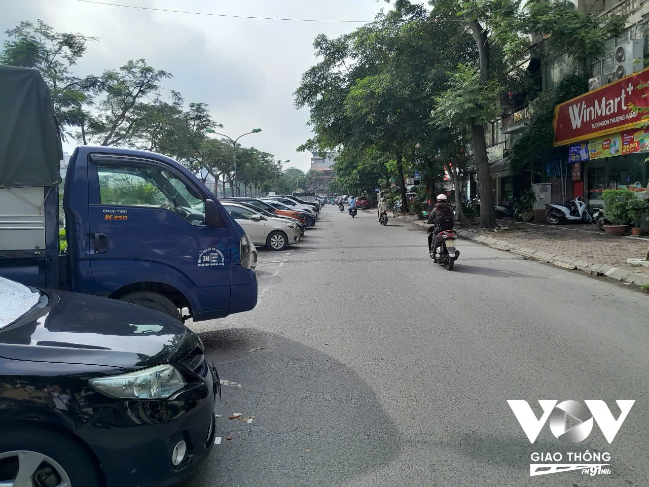 Nhiều phương tiện cá nhân của người dân quanh khu vực tự tiện đỗ ngoài phạm vi cấp phép của bãi xe, gây thêm áp lực lên mặt đường.