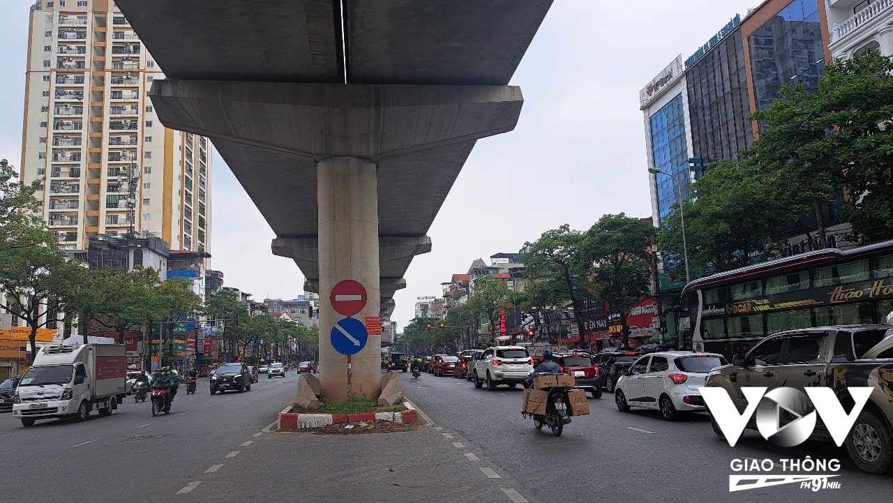 Các phương tiện di chuyển lộn xộn trên quốc lộ 32 đoạn qua đường Hồ Tùng Mậu