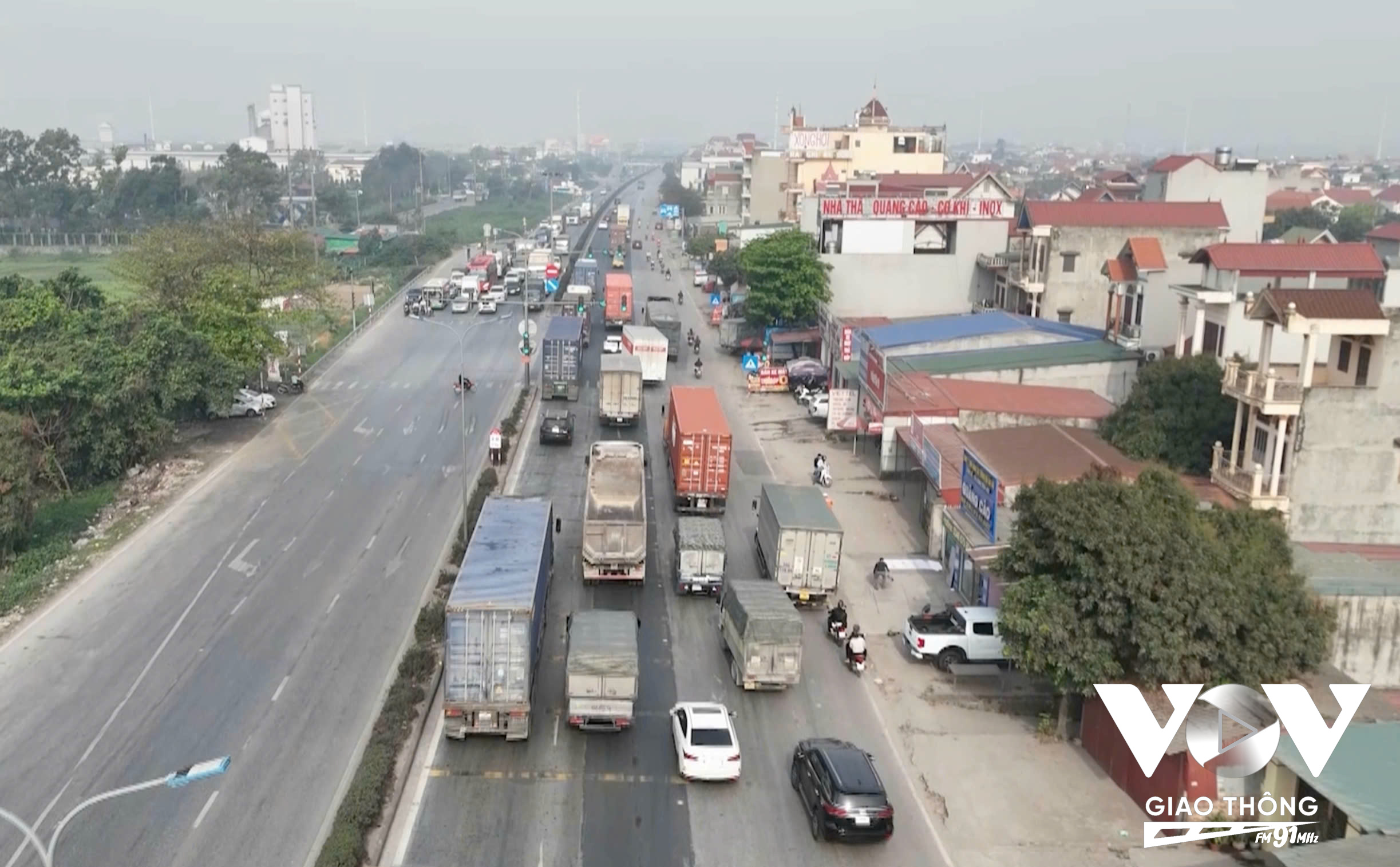 Nhiều nguy cơ mất an toàn giao thông do chưa thể tách làn phương tiện trên quốc lộ 5