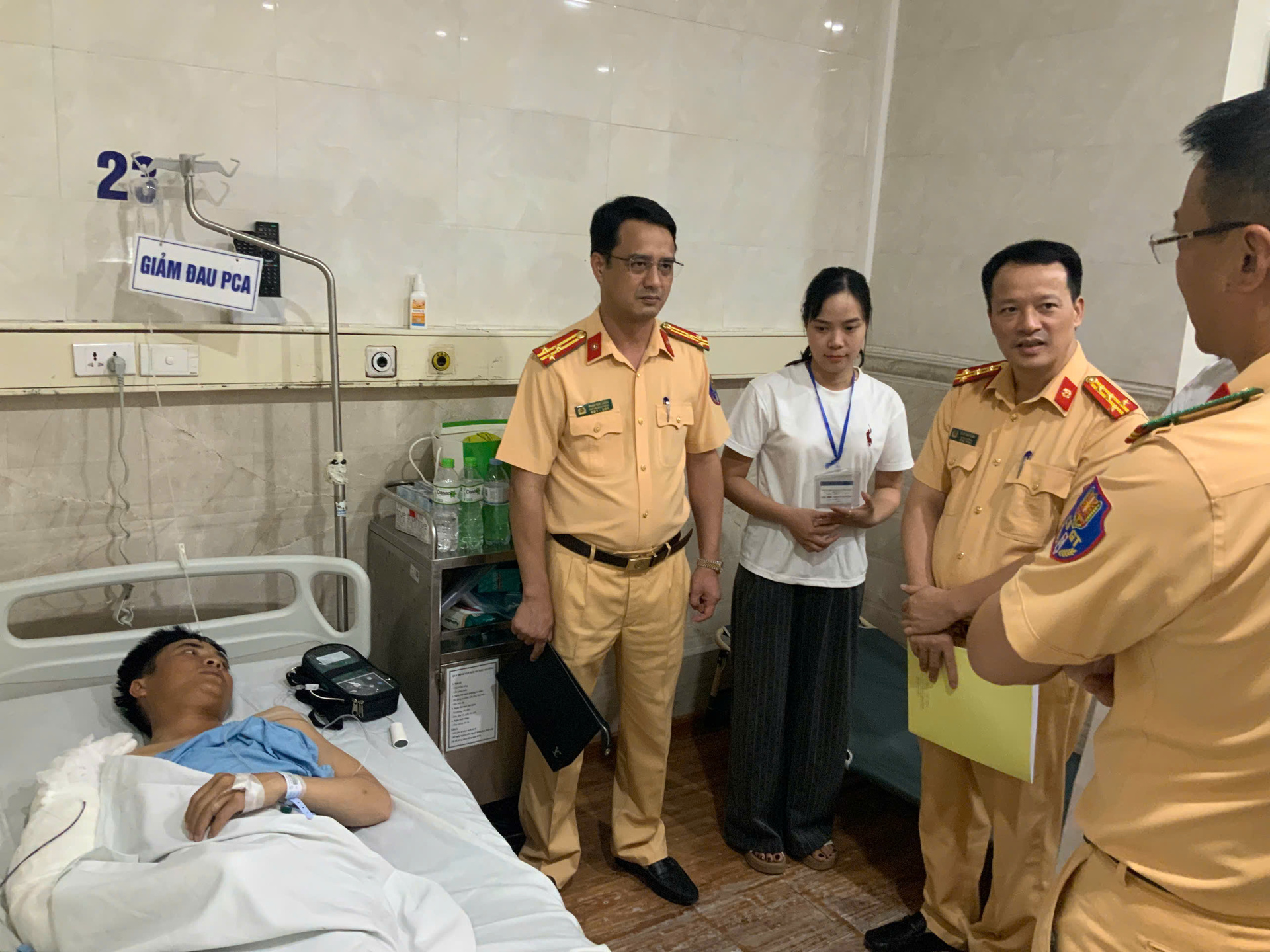 Thăm, động viên CBCS bị thương khi làm nhiệm vụ