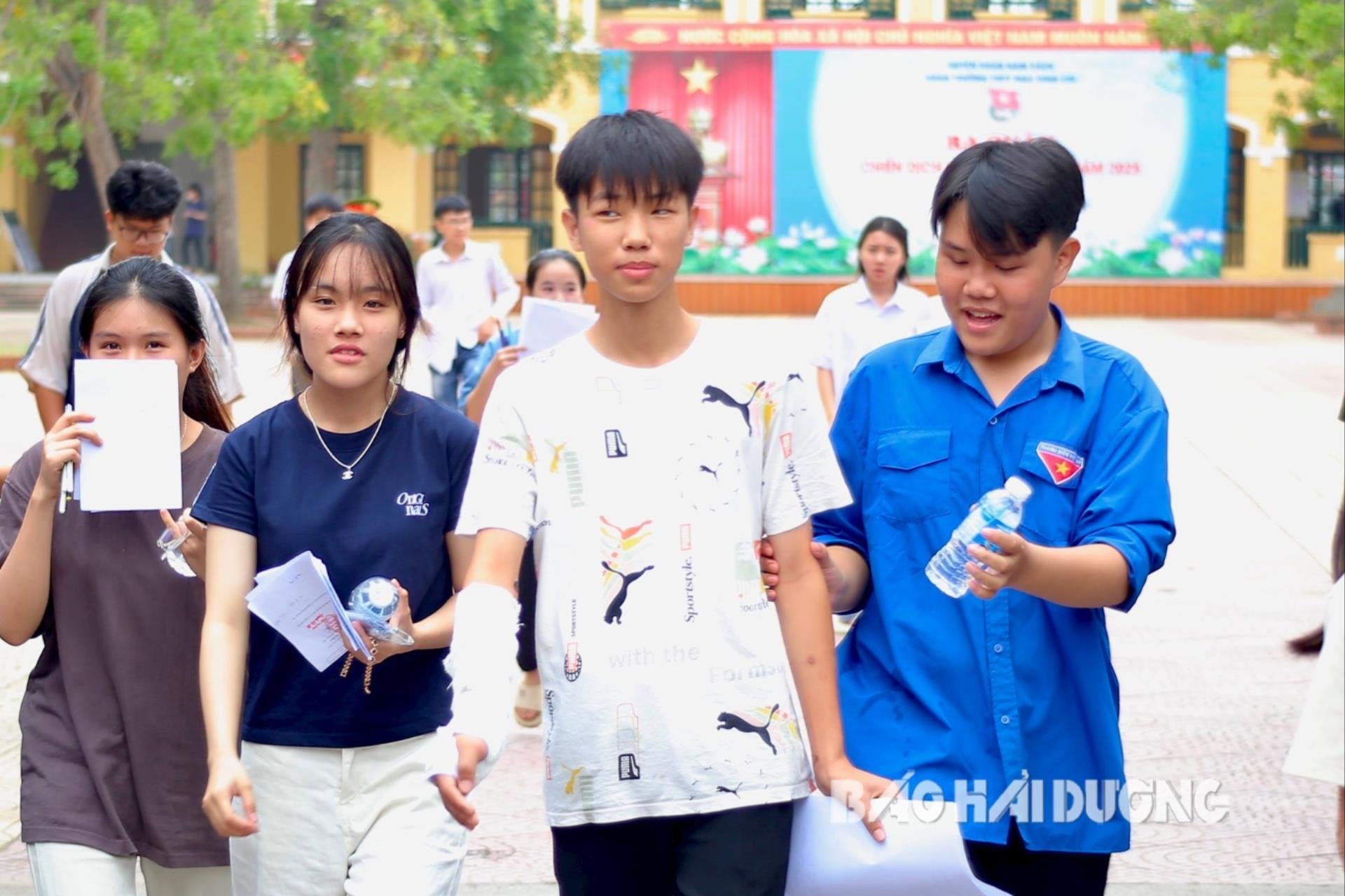 Một thí sinh thi tại Hội đồng thi Trường THPT Mạc Đĩnh Chi (Nam Sách) bị gẫy tay được hỗ trợ phòng thi riêng (Ảnh: Báo Hải Dương)