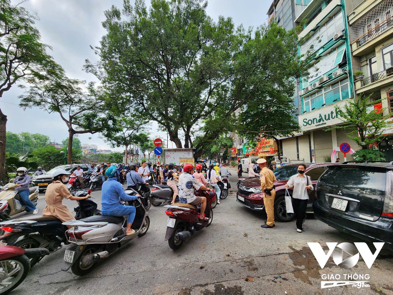 Việc tổ chức giao thông một chiều khi mặt đường hẹp, mật độ phương tiện lớn vô tình tạo nên 2 nút thắt cổ chai, tại đầu ngõ 53 Nguyễn Ngọc Vũ người dân còn vô tư đỗ ô tô ngay đầu ngõ, khiến giao thông càng
