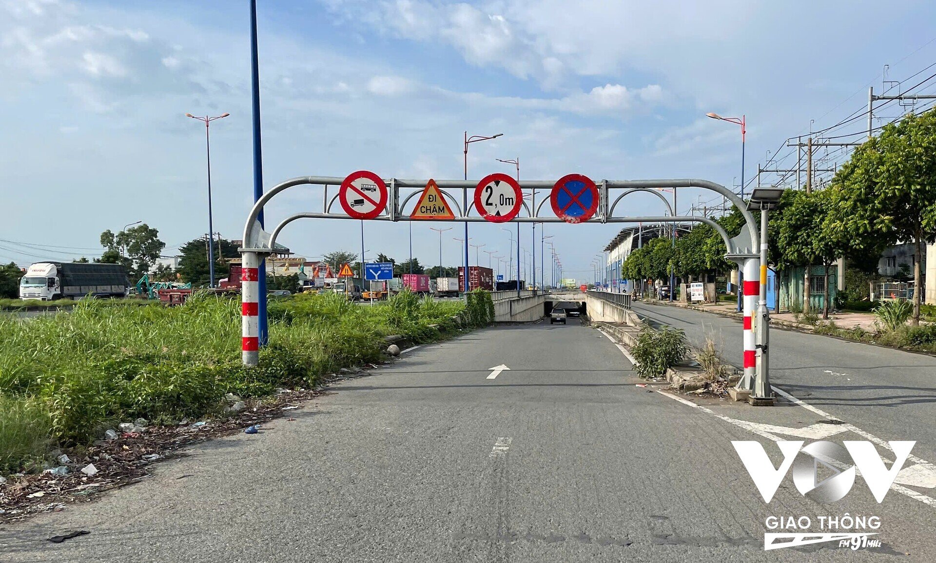 Hầm chui trước Bến xe Miền Đông mới dài 670m, rộng 8m, được thông xe vào đầu năm 2023, với tổng mức đầu tư 75 tỷ đồng