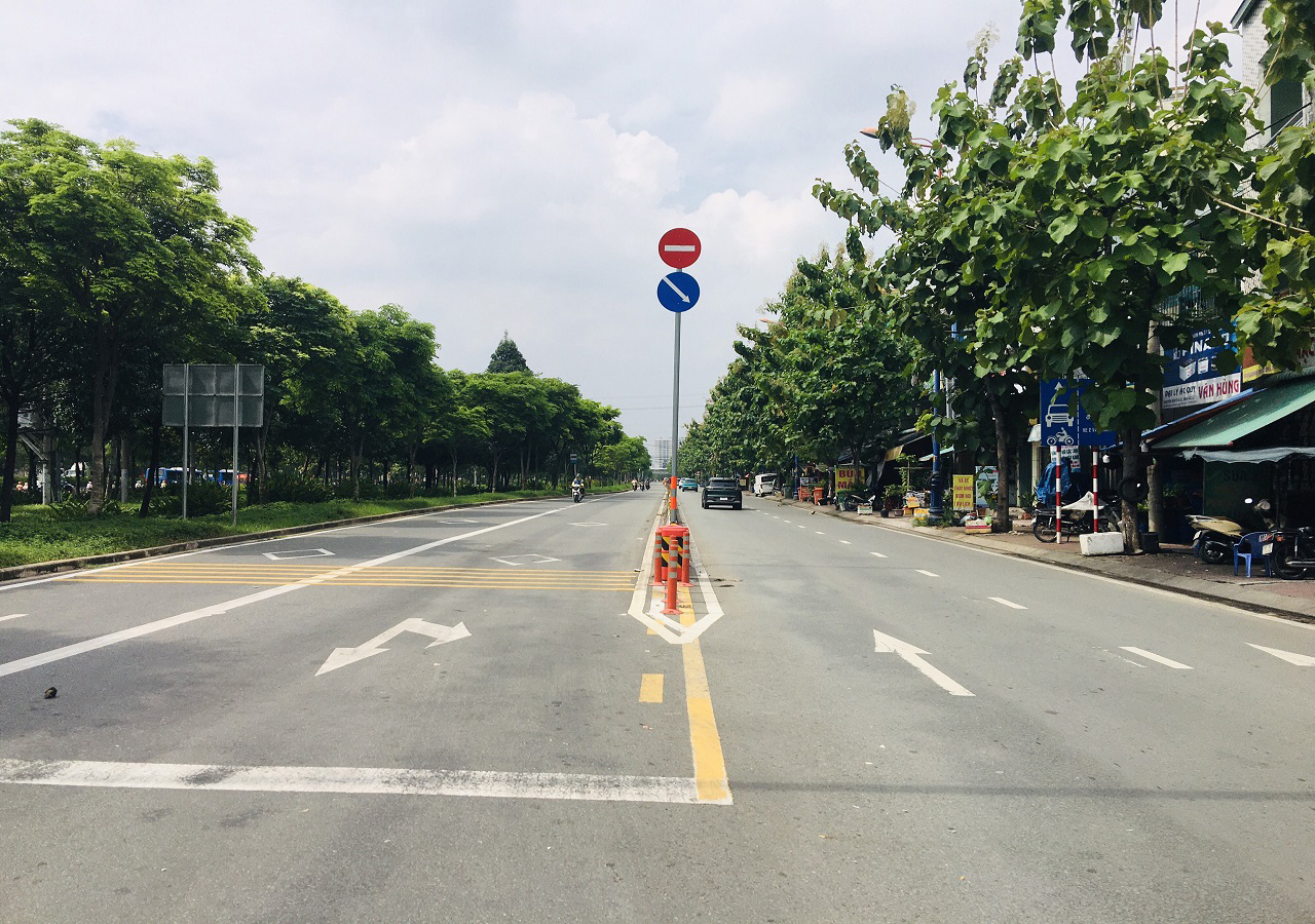Ghi nhận trên tuyến song hành Võ Nguyên Giáp và song hành xa lộ Hà Nội đều có lắp đặt có biển báo đường ngược chiều, biển chỉ dẫn hướng đi