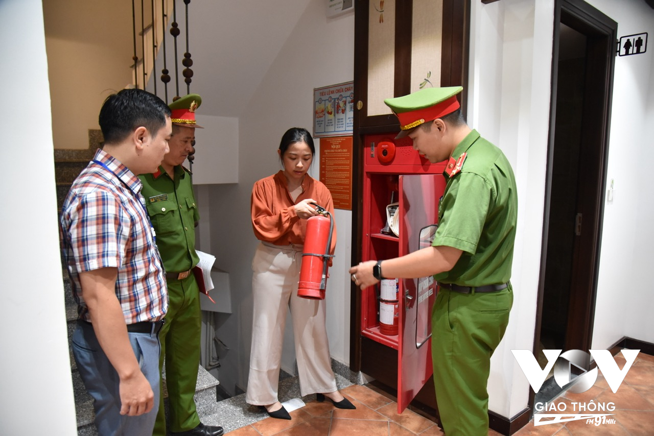 Tổ địa bàn PCCC&CNCH Ba Đình thực hiện cao điểm tuyên truyền, hướng dẫn an toàn phòng cháy, chữa cháy và cứu nạn, cứu hộ