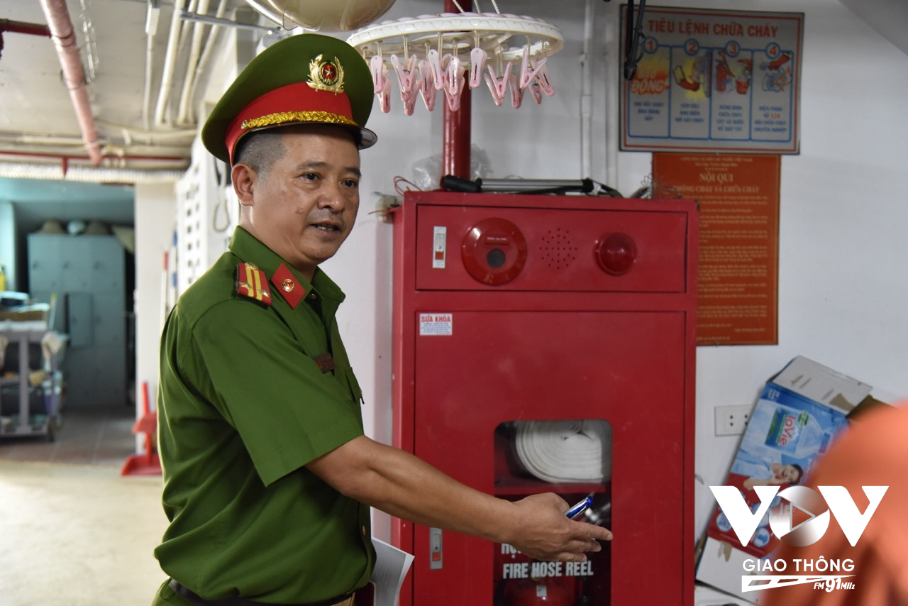 Trung tá Nguyễn Trần Khiết – Phó trưởng công an phường Ngọc Hà (quận Ba Đình) lưu ý các biện pháp đảm bảo an toàn PCCC