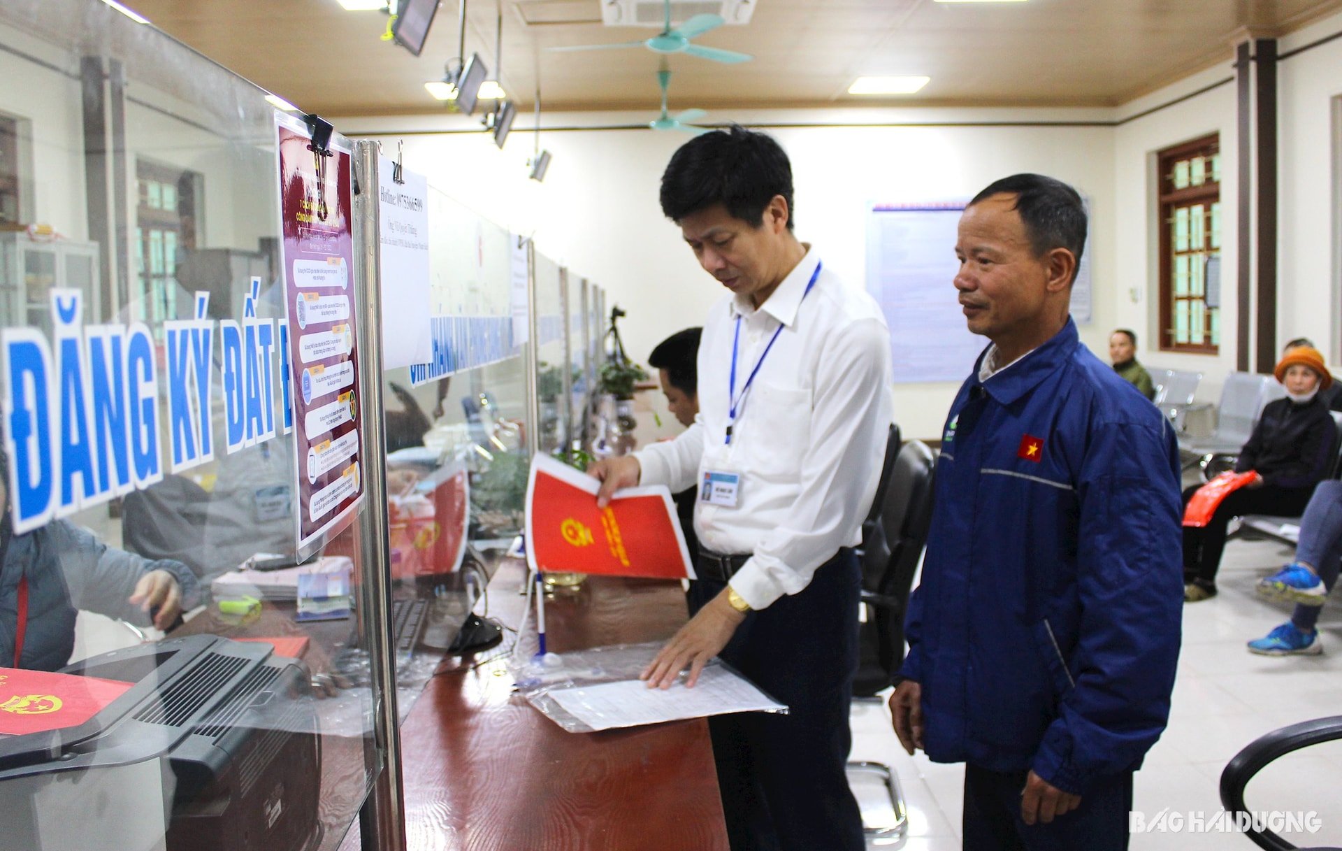 12 chi nhánh Văn phòng Đăng ký đất đai huyện, thị xã, thành phố thuộc Văn phòng Đăng ký đất đai ở cấp huyện tổ chức lại thành 12 Chi nhánh Văn phòng đăng ký đất đai khu vực liên xã, phường. Trong ảnh: Lãnh đạo huyện Nam Sách kiểm tra việc giải quyết thủ tục cho người dân lĩnh vực đất đai