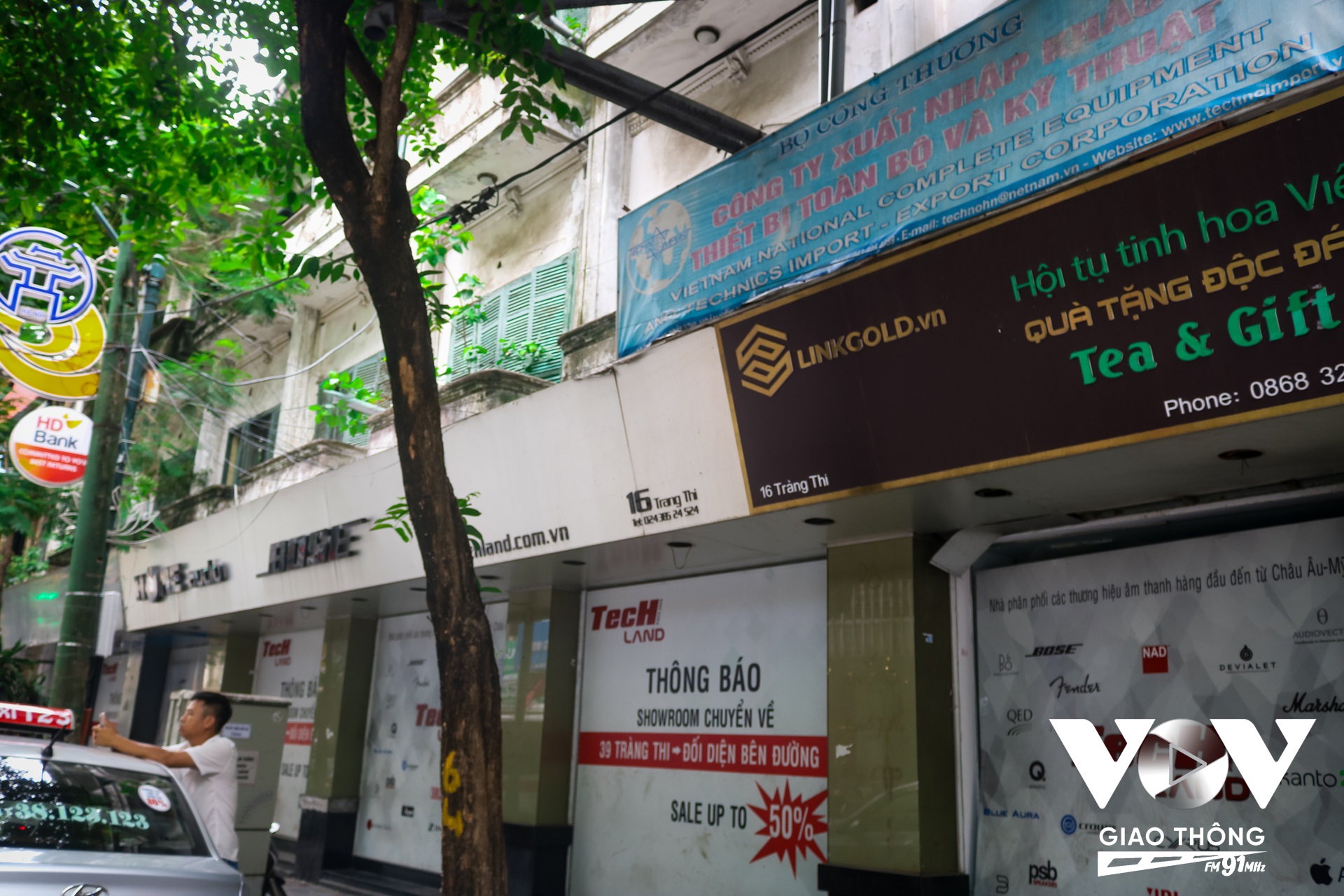 Ngôi biệt thự cổ với tổng diện tích gần 1.000m2 nằm tại số 16-18 Tràng Thi (quận Hoàn Kiếm) là một trong những căn nhà bị “lãng quên”, không được chuyển đổi mục đích sử dụng