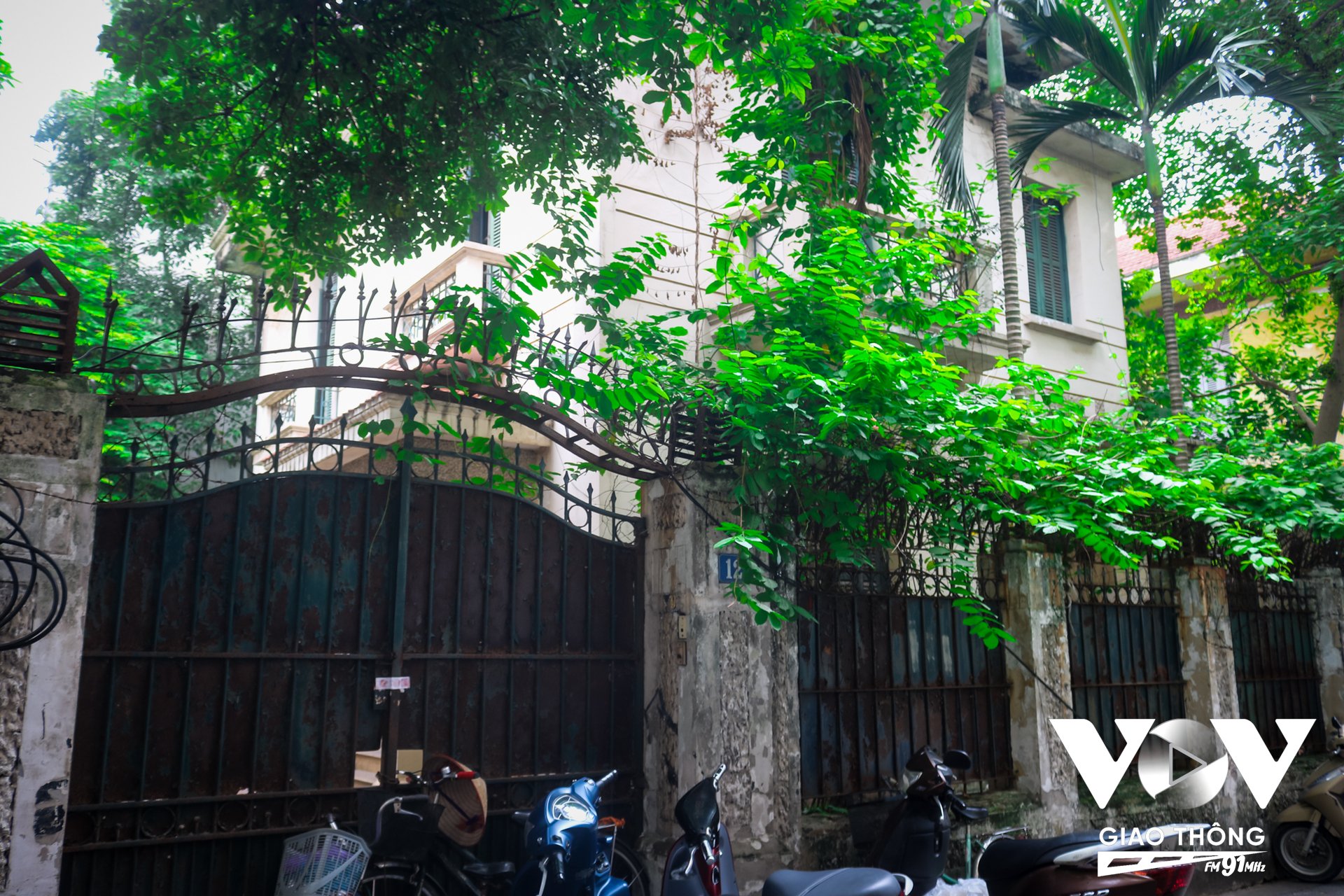 Nằm trên phố Nguyễn Chế Nghĩa (quận Hoàn Kiếm), căn biệt thự số 12 với diện tích hơn 410m2 này từng được nguyên Chủ tịch Uỷ ban Nhân dân Thành phố Hà Nội, Hoàng Văn Nghiên sử dụng. Dù đã được trả lại cho thành phố từ năm 2014 nhưng đến nay, căn nhà vẫn bị bỏ hoang, chưa được giải tỏa
