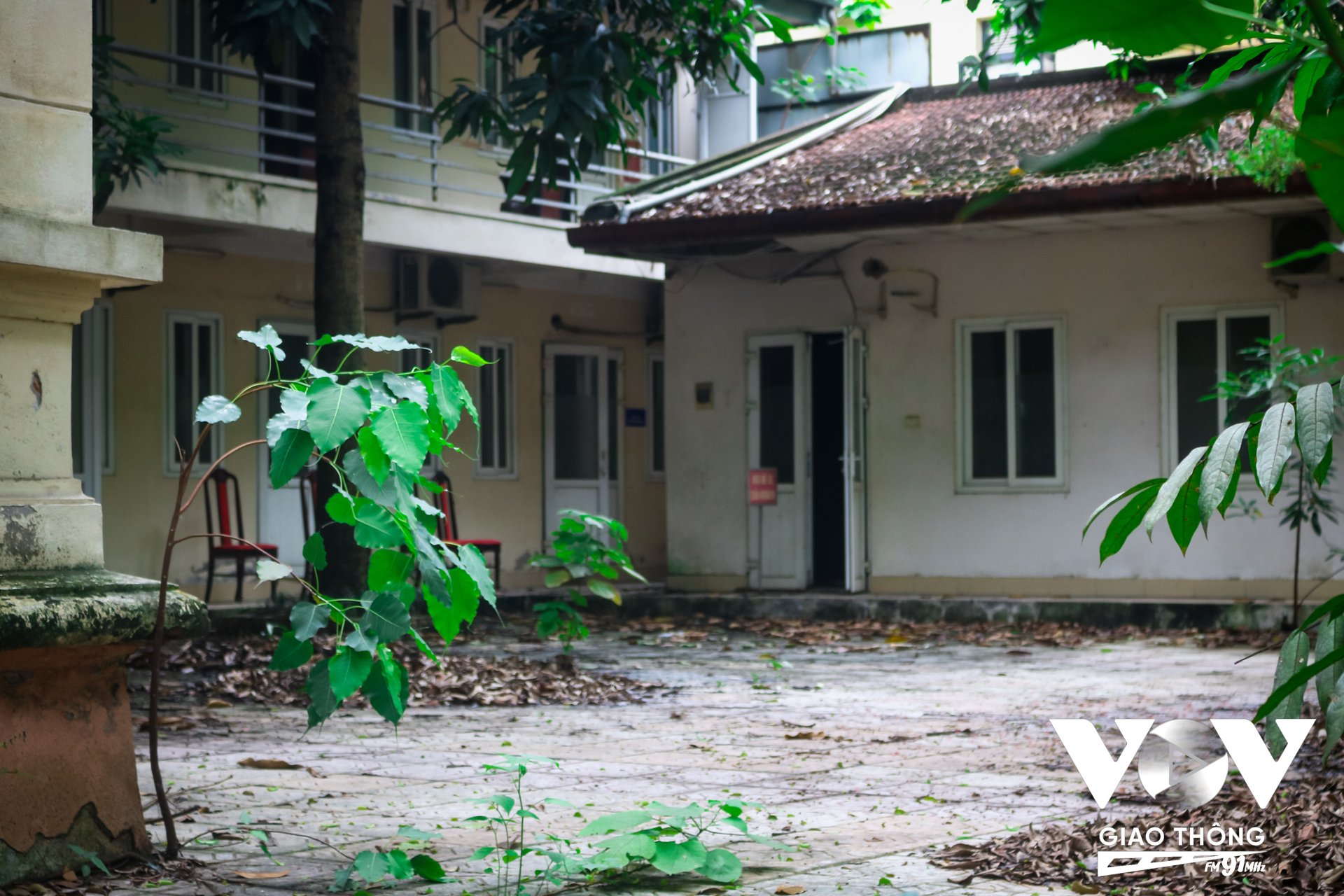 Bên trong căn biệt thự bị bỏ hoang phí phạm