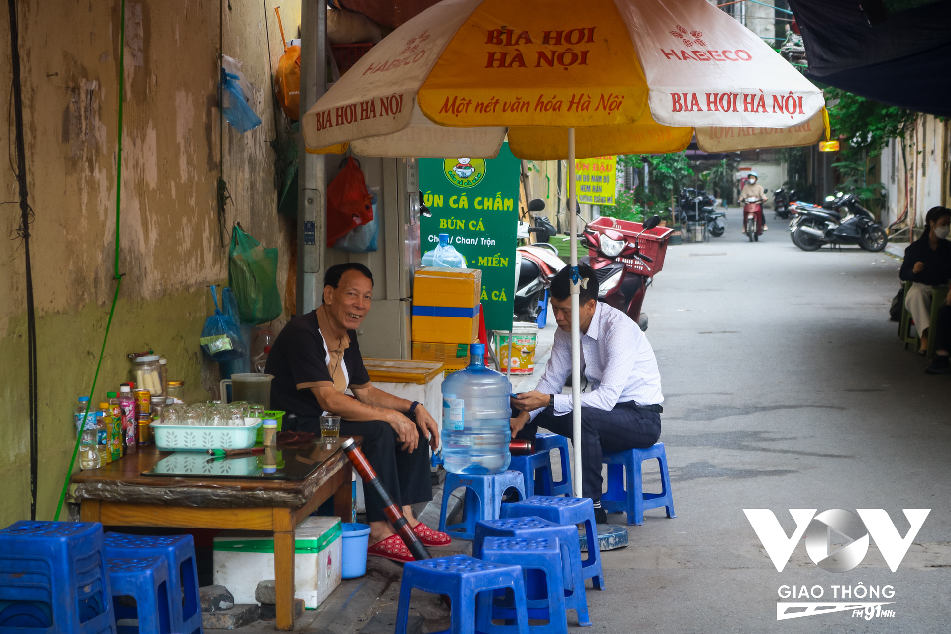 Ông N.Đ.Bình, một người dân sống gần căn biệt thự cho biết: “Căn nhà 107 to nhất trong khu này từng là di tích lịch sử nên thành phố để lại. Hộ dân sinh sống xung quanh ngôi nhà sau khi xảy ra vụ sập cũng đã được di dời sang nơi ở mới. Nhưng từ ngày sập đến giờ, căn nhà không được ai khôi phục hay sửa chữa, quây rào như vậy đã được hơn 10 năm'.