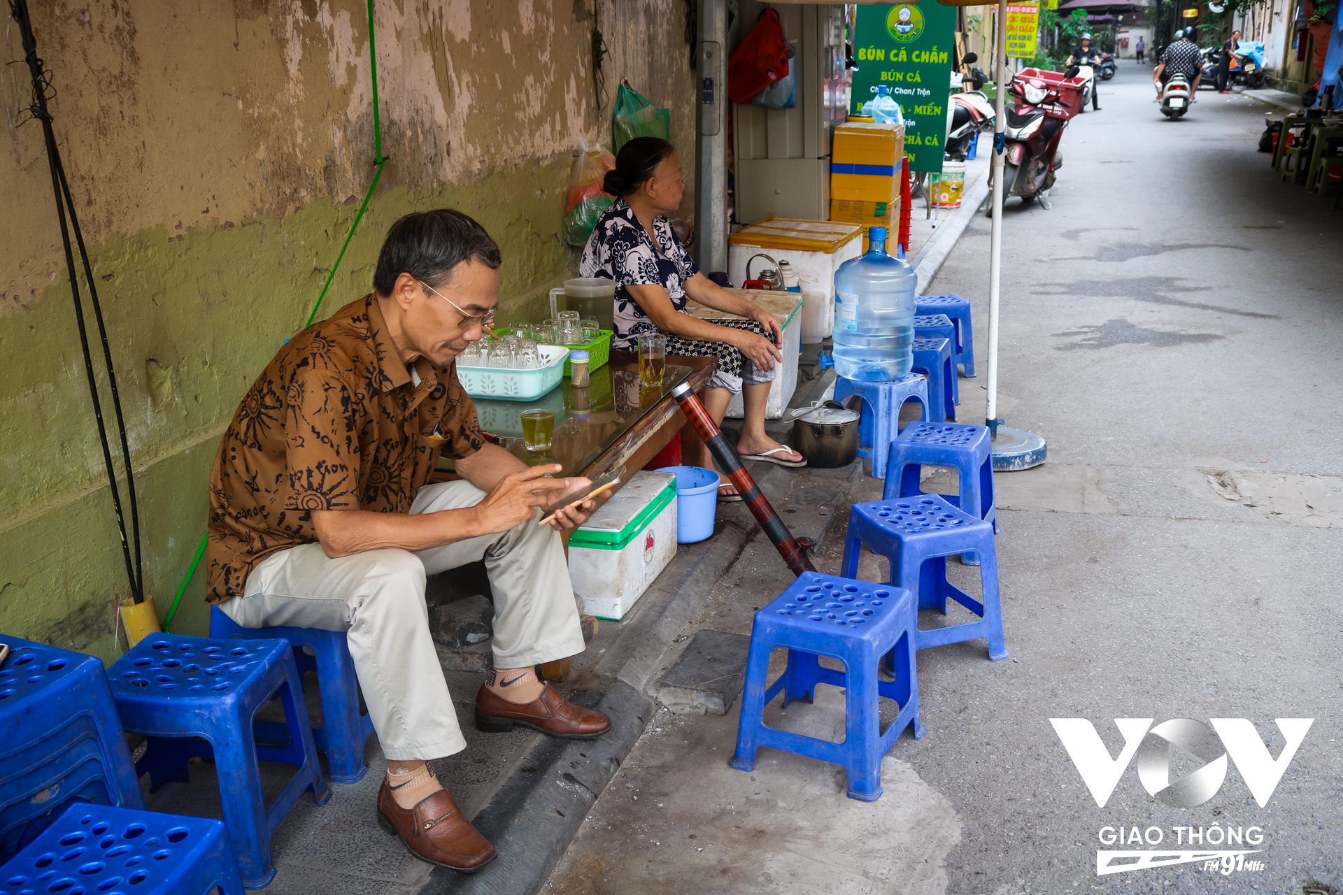 Ông Tú chia sẻ thêm, bản thân may mắn khi ở cách xa căn nhà lúc sập xuống, người dân chạy tán loạn vì bất ngờ, bụi bặm bay khắp nơi, khoảng 1 tiếng sau, các lực lượng chức năng mới có thể đến đầy đủ tại hiện trường