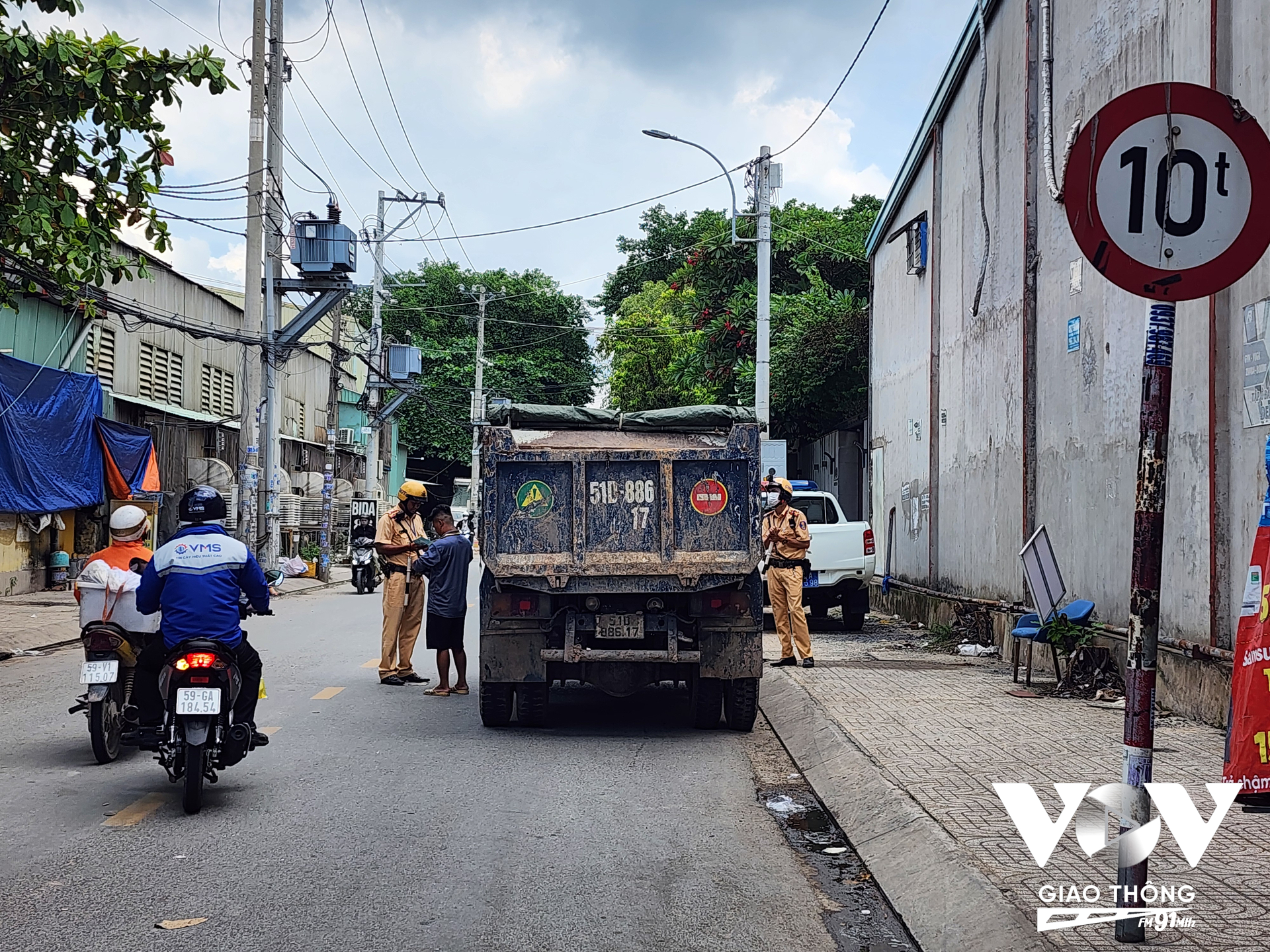 CSGT kiểm tra, xử lý xe chở bùn, đất làm rơi vãi xuống đường, ảnh hưởng môi trường, gây mất an toàn giao thông