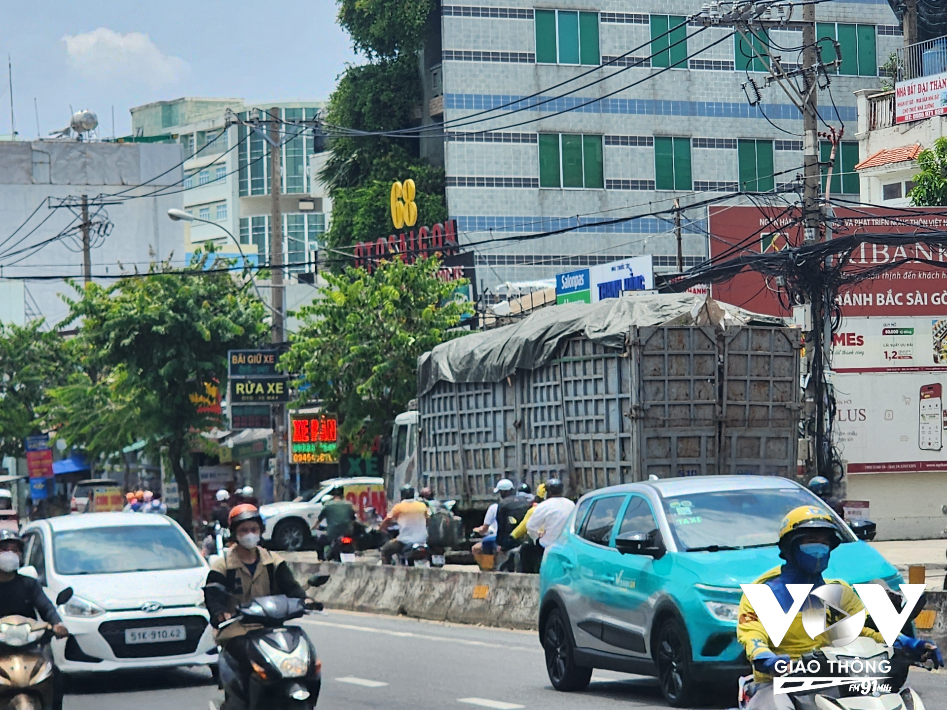CSGT kiểm tra, xử lý xe tải lưu thông vào đường cấm trên địa bàn quận 12