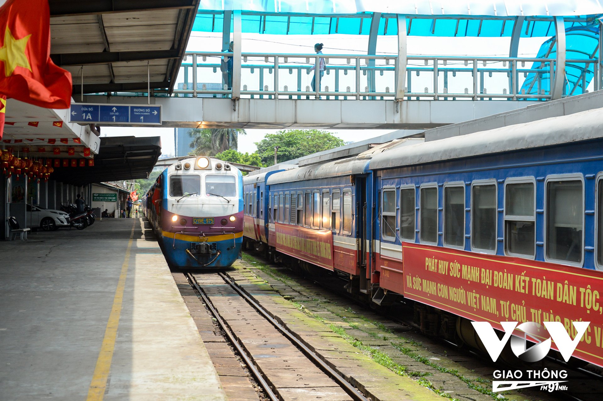 Đoàn tàu đưa các cán bộ, chiến sĩ tham gia tập luyện diễu binh, diễu hành mừng kỷ niệm 80 năm Cách mạng Tháng tám và Quốc khánh 2-9 tiến vào ga Hà Nội.